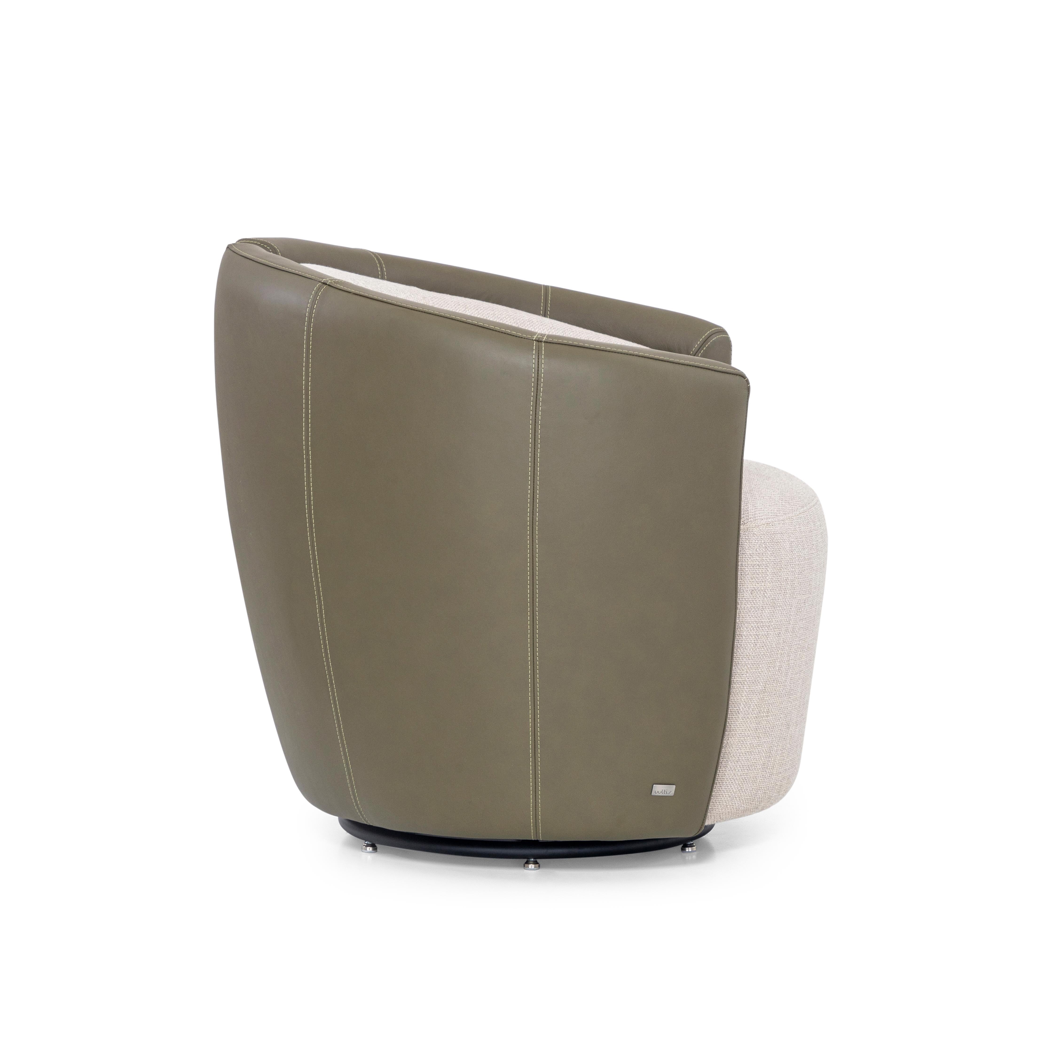 Brésilien Fauteuil en cuir vert et tissu gris avec base pivotante en métal - Lirio Line en vente