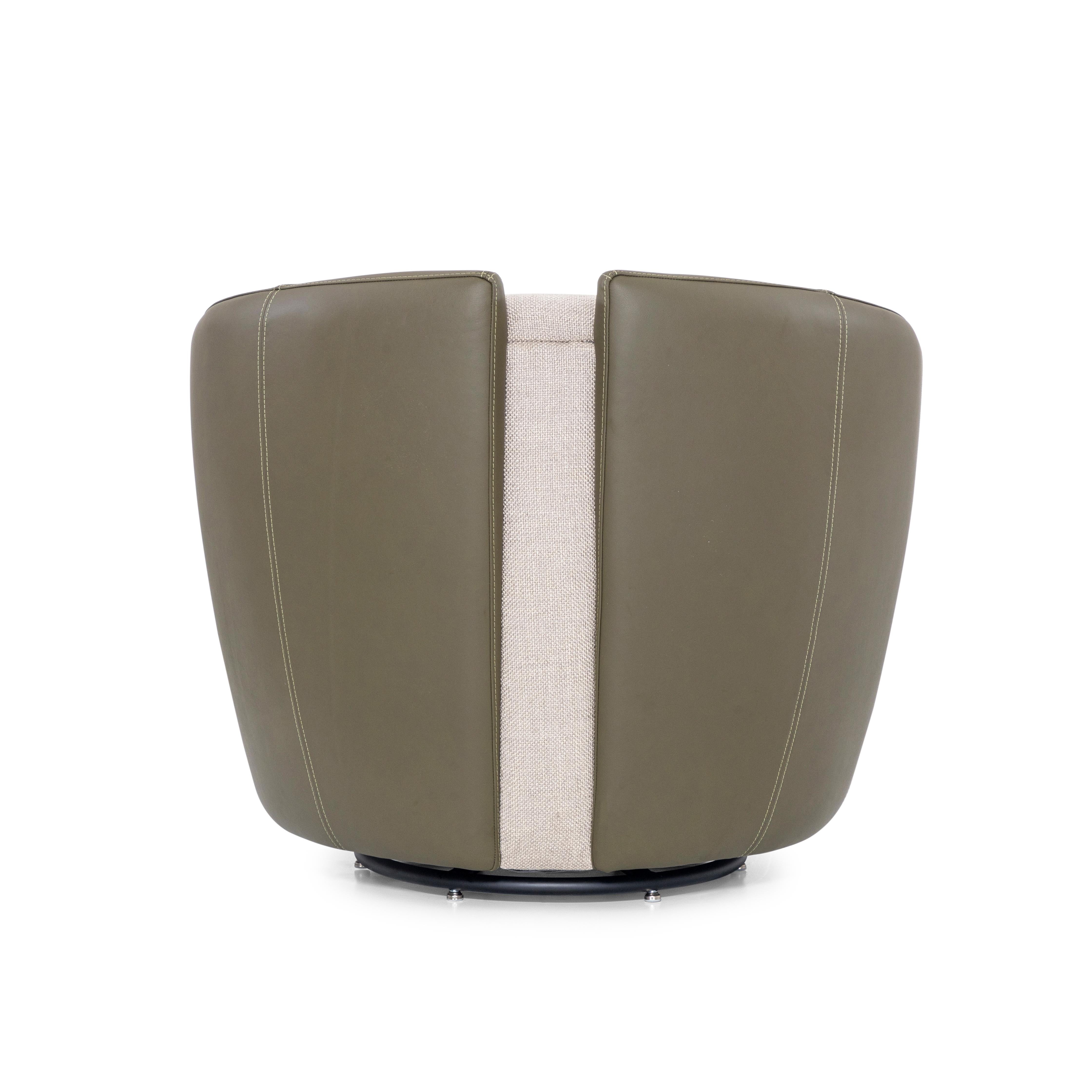 Métal Fauteuil en cuir vert et tissu gris avec base pivotante en métal - Lirio Line en vente