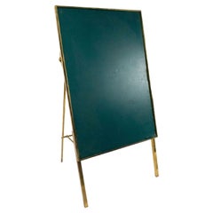 Tablón de anuncios de cuero verde con soporte Tablón de anuncios de cuero verde con soporte