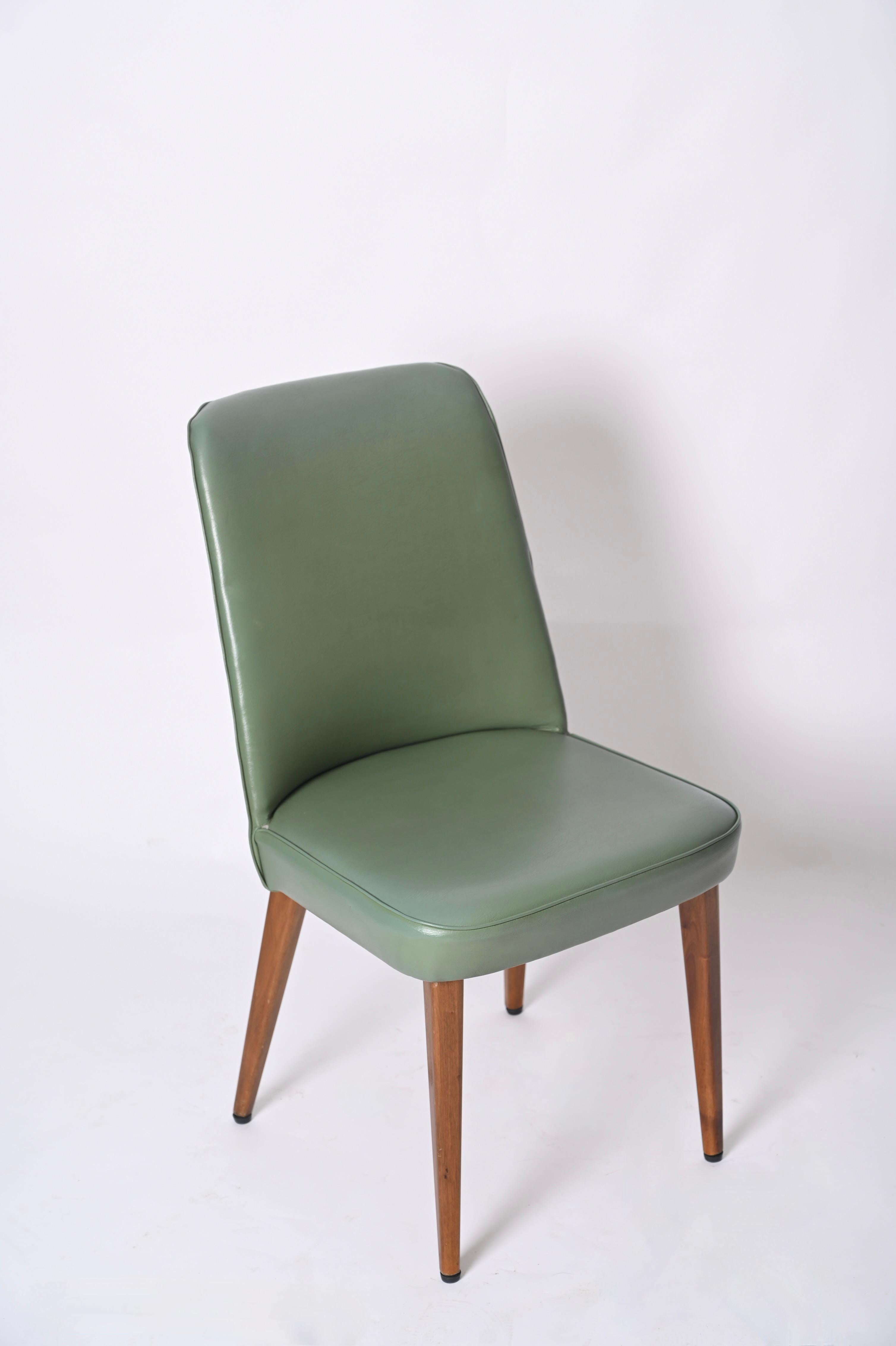 Superbe chaise en cuir vert ciel de Anonima Castelli Bologna Italie. Cette magnifique chaise a été fabriquée en Italie dans les années 50.

Rembourrée et recouverte du cuir vert d'origine, la chaise est dotée de quatre pieds en bois de hêtre qui se