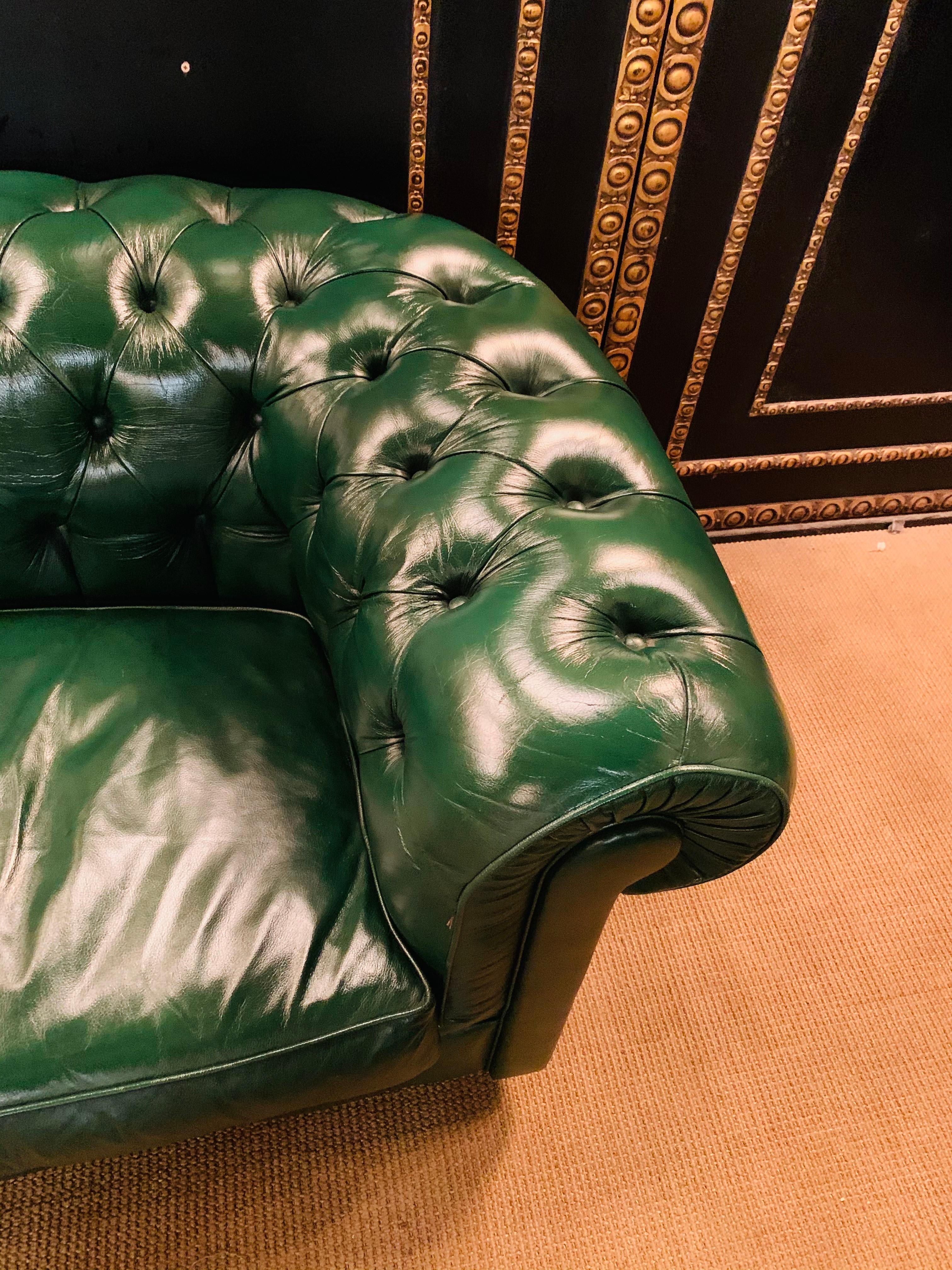 Green Leather Chesterfield Club Suite Armchair and Sofa from Chateau d'ax In Good Condition In Berlin, DE