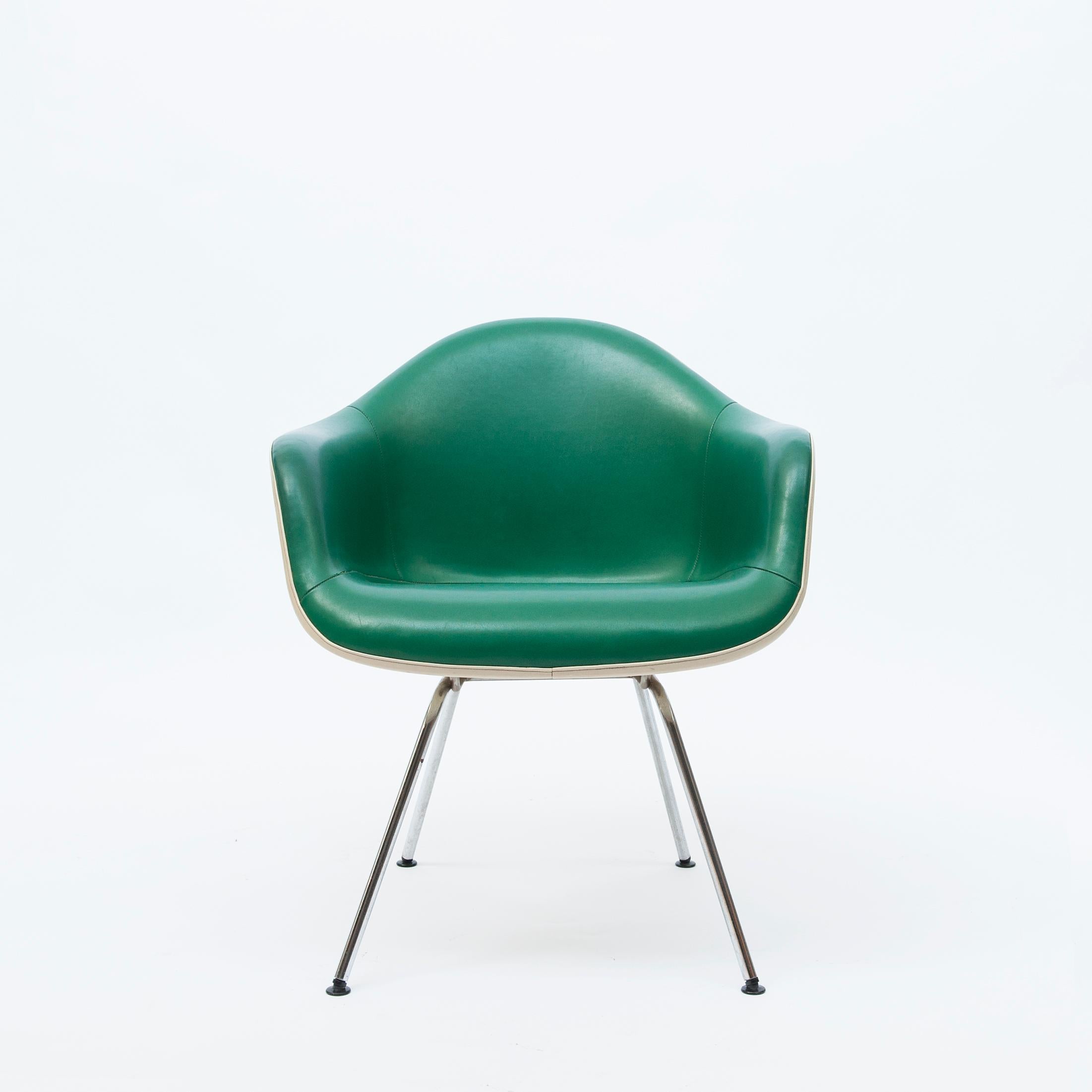 Ein Dax-Seilkantenstuhl aus Fiberglas mit Zenith-Schale, entworfen von Charles & Ray Eames für Herman Miller Co., mit aluminiumbeschichteten Beinen, die den originalen grünen Lederbezug über einer Fiberglasschale beibehalten. 
Hergestellt von