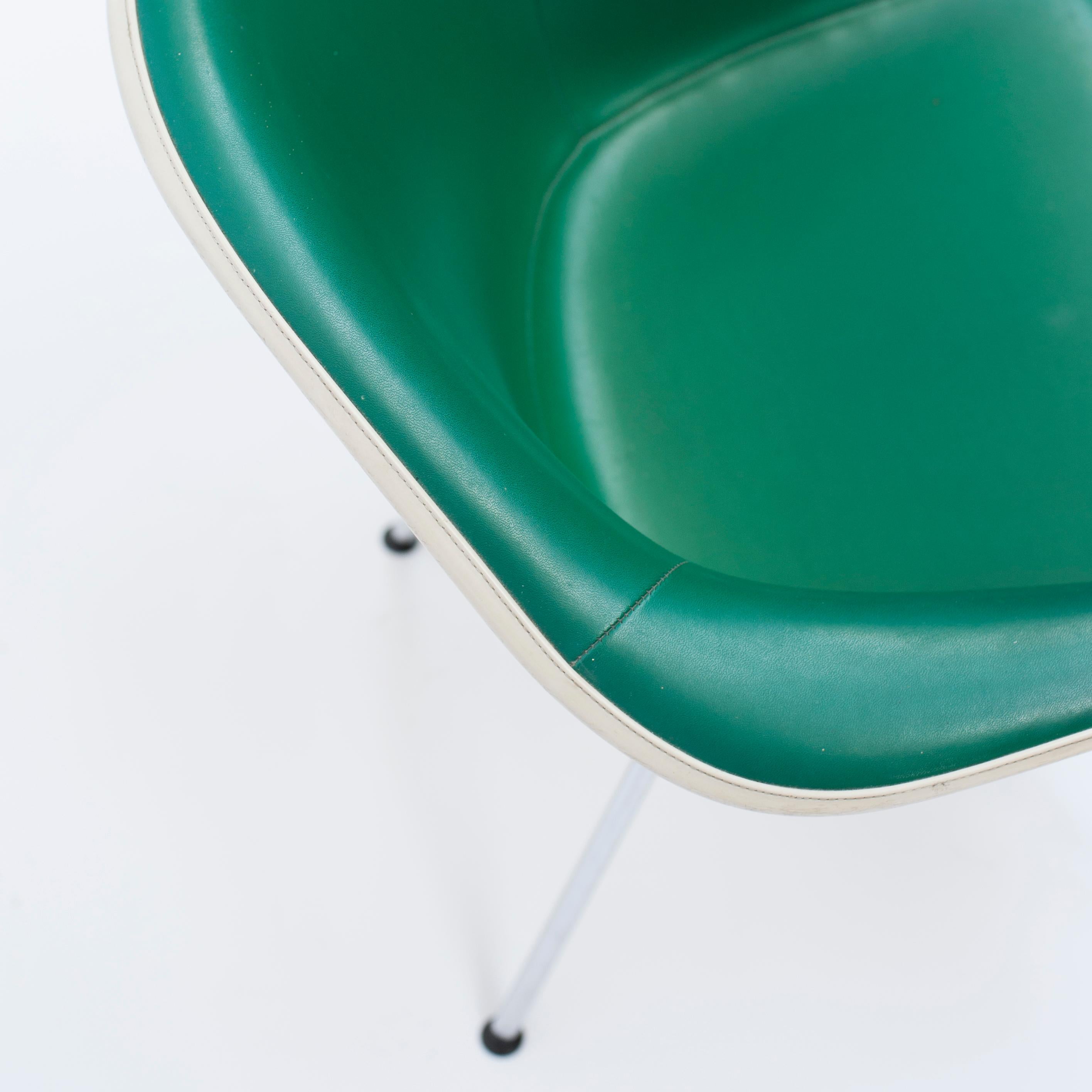 Sessel „Dax“ aus grünem Leder von Charles & Ray Eames, 1960er Jahre (20. Jahrhundert) im Angebot