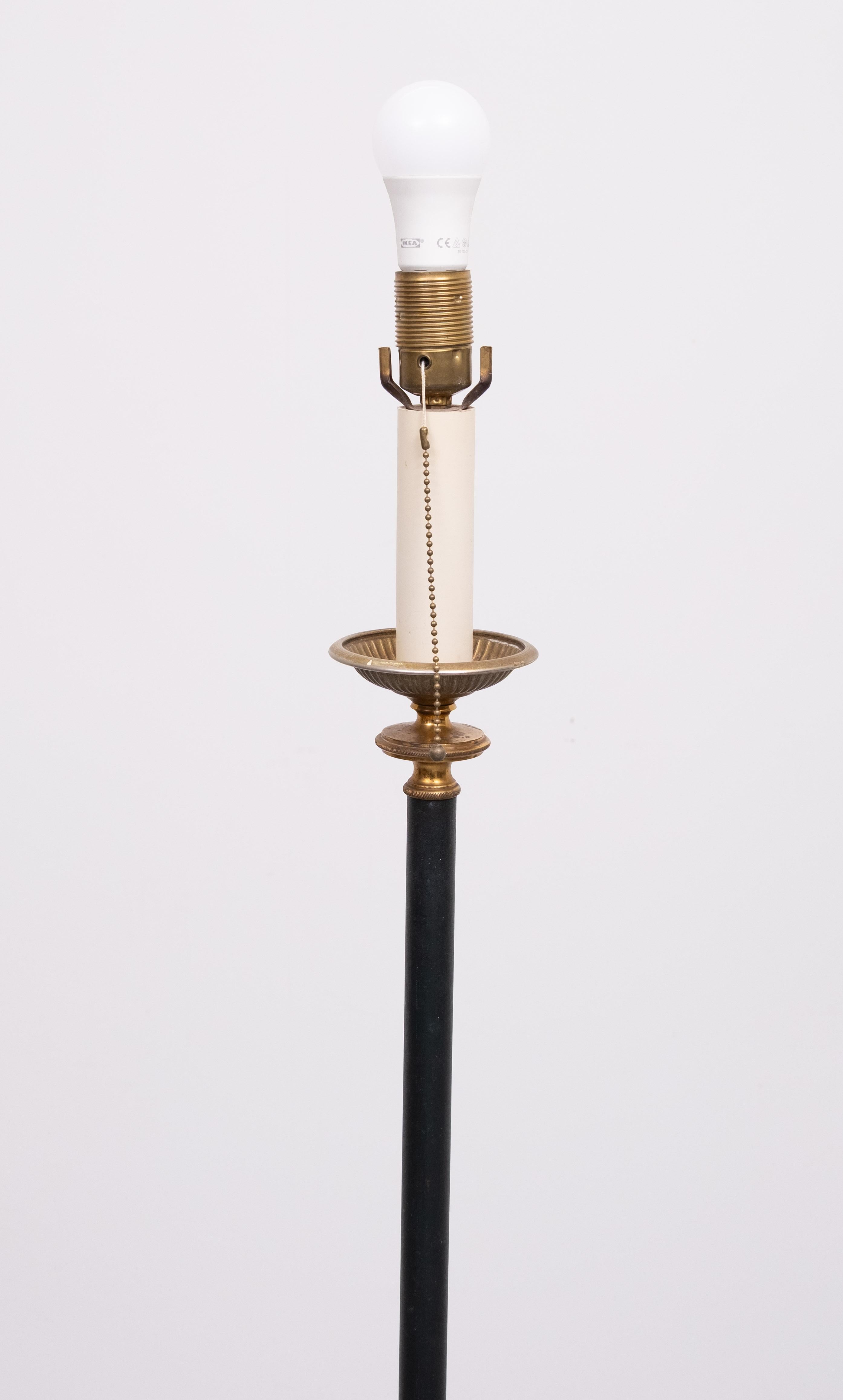 Très beau lampadaire, Rapt et avec un cuir vert foncé.
et estampillé de l'or . Détails en laiton . interrupteur à tirette .
est livré avec un abat-jour assorti. Jacques Adnet en beauté 