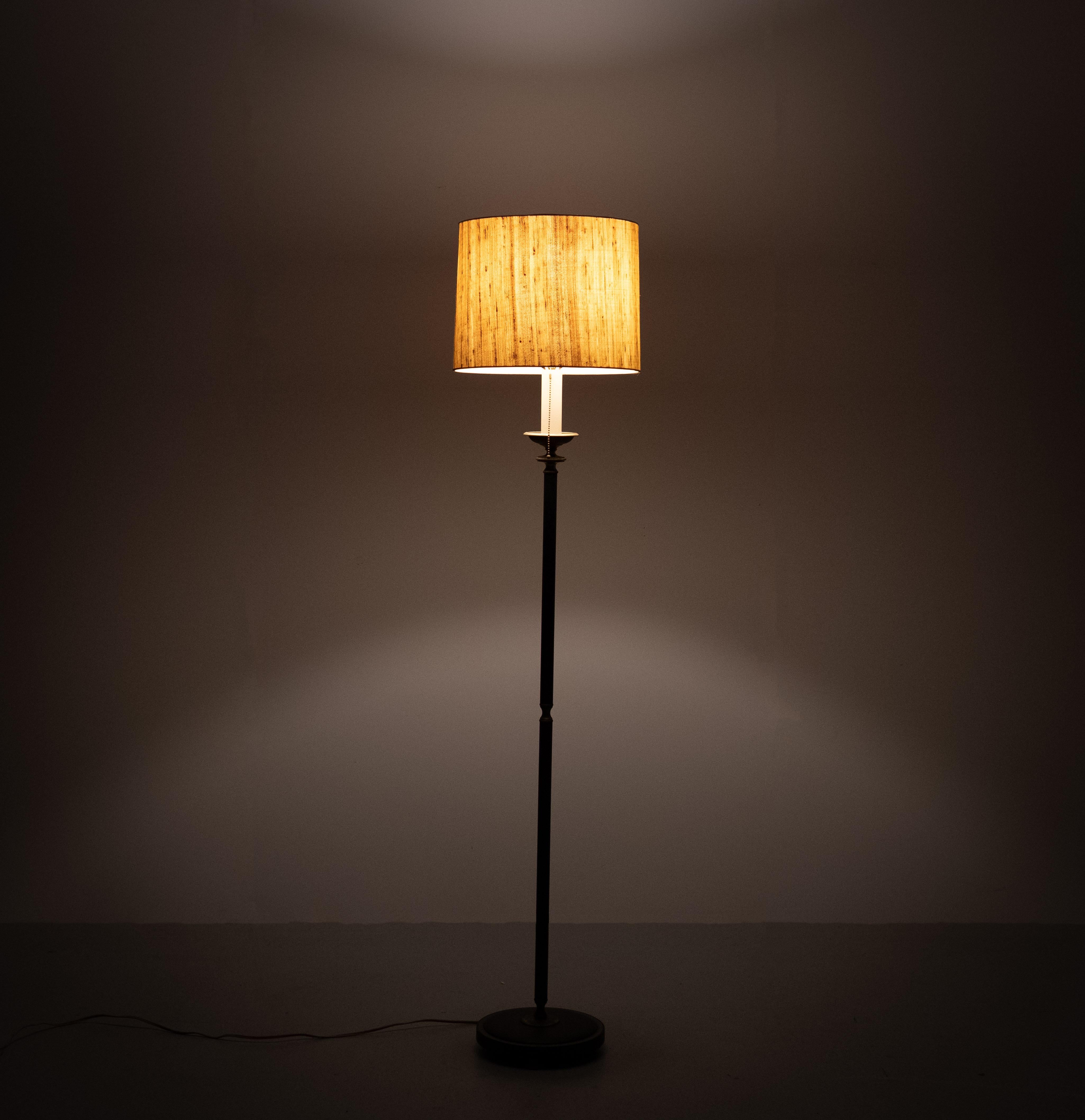 Lampadaire en cuir vert Jacques Adnet de style années 50 France en vente 1