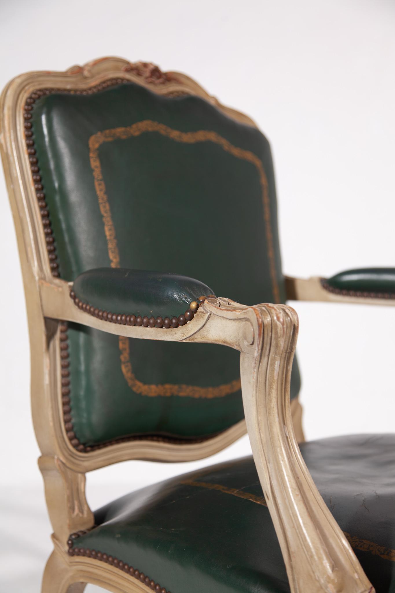Grüner Louis XV-Sessel aus grünem Leder, Frankreich (Frühes 20. Jahrhundert) im Angebot