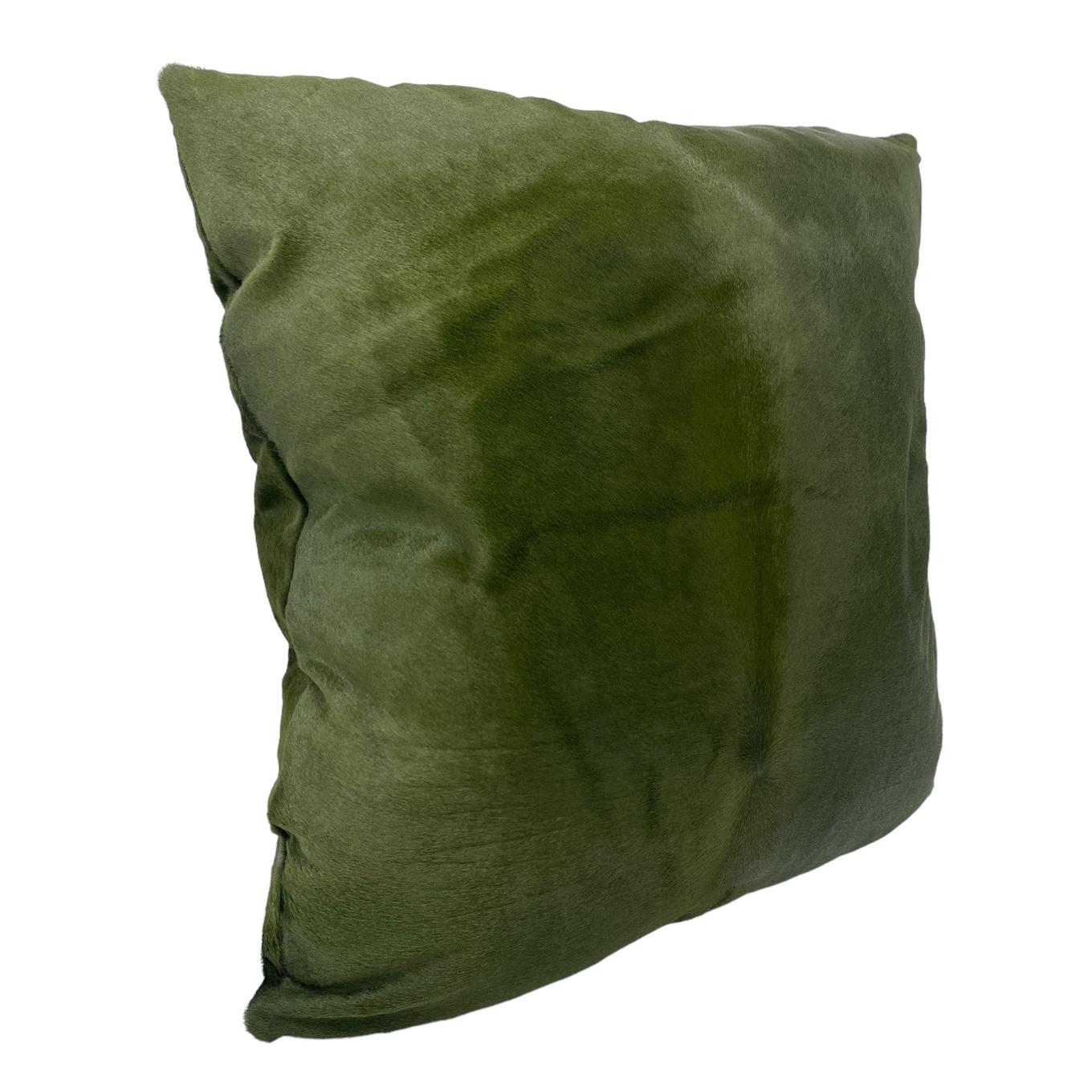 Coussin en cuir vert
Voici notre luxueux oreiller vert qui présente une touche d'opulence avec des accents de fourrure en cuir vert. Les deux faces présentent une somptueuse texture de daim à poils courts, garantissant une expérience somptueuse et