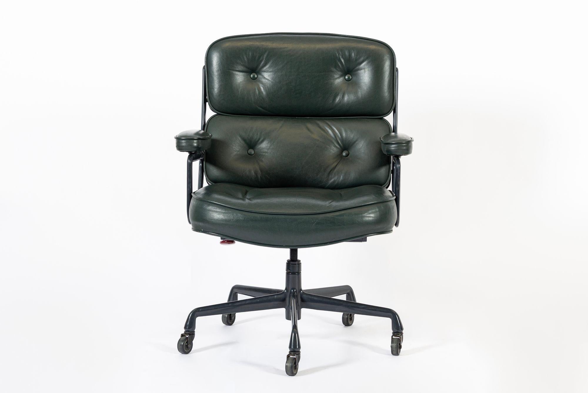 Sedia da ufficio Time Life in pelle verde di Eames per Herman Miller 1996 in vendita 4