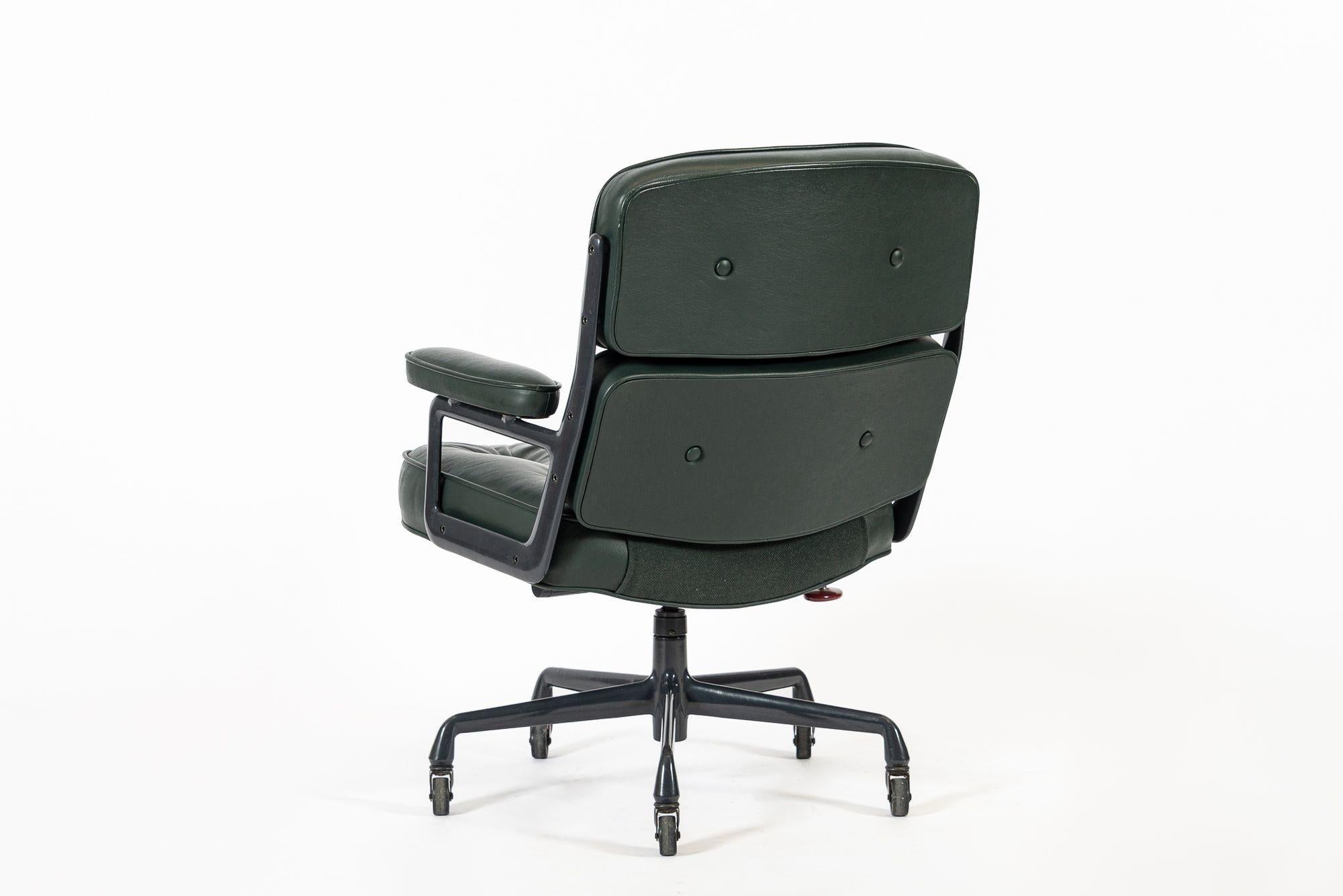 Silla de oficina Time Life de cuero verde de Eames para Herman Miller 1996 en venta 6