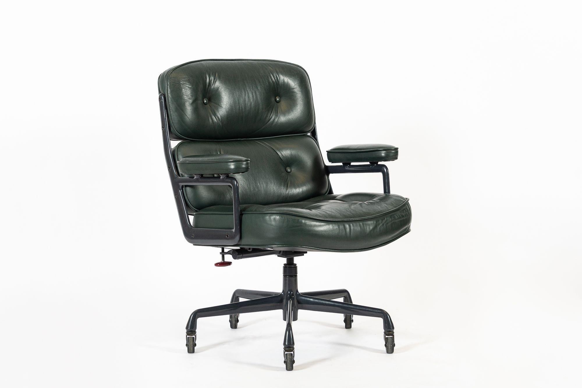 Esta Silla de Vestíbulo Eames Time Life Modelo 3475, verde, vintage y moderna de mediados de siglo, diseñada por Charles & Ray Eames para Herman Miller, se fabricó en 1996. Esta silla de oficina clásica tiene una bonita tapicería de piel verde y una