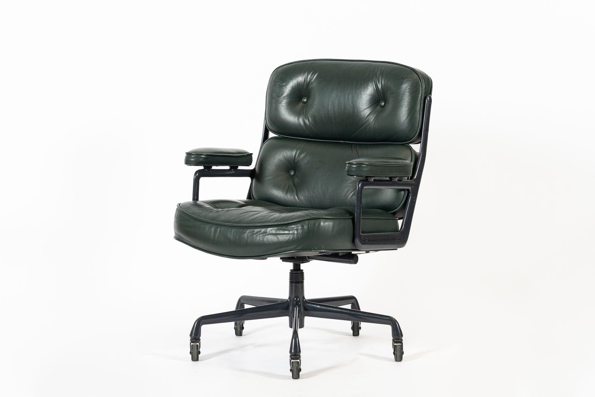Silla de oficina Time Life de cuero verde de Eames para Herman Miller 1996 Moderno de mediados de siglo en venta