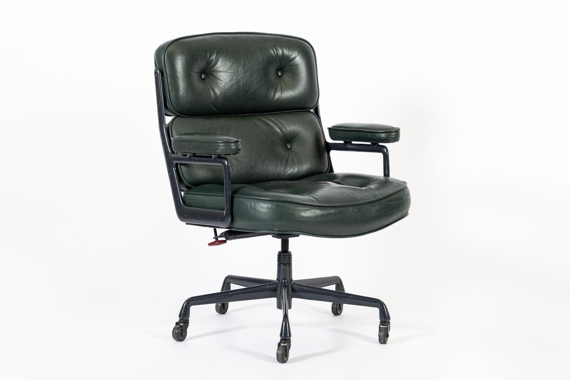 Mid-Century moderno Sedia da ufficio Time Life in pelle verde di Eames per Herman Miller 1996 in vendita