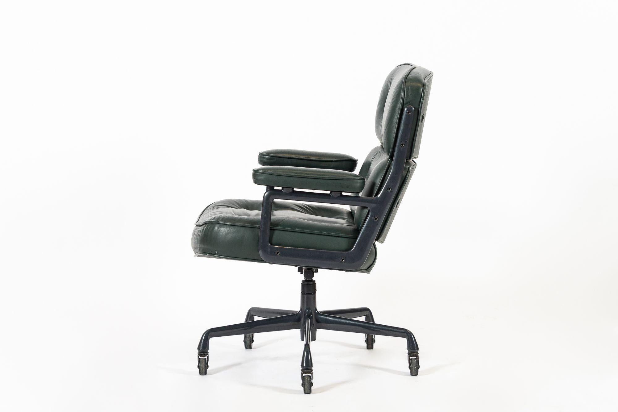 Silla de oficina Time Life de cuero verde de Eames para Herman Miller 1996 Estadounidense en venta