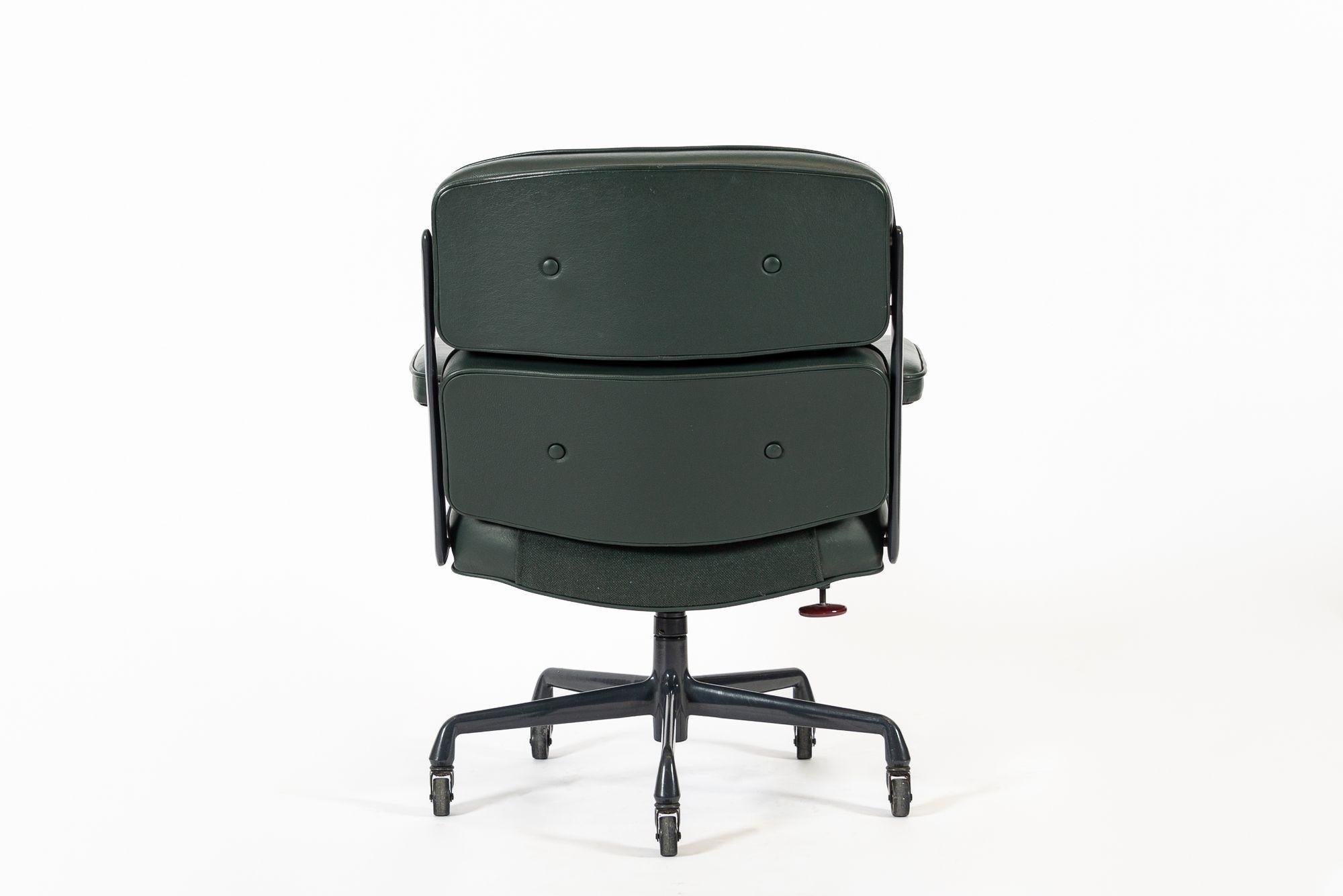 Silla de oficina Time Life de cuero verde de Eames para Herman Miller 1996 en Bueno estado para la venta en Detroit, MI