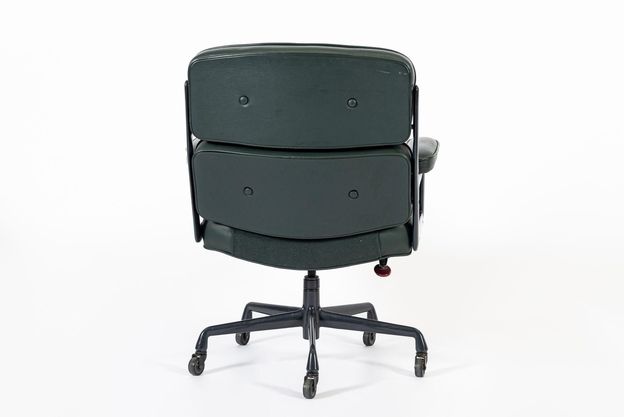 Sedia da ufficio Time Life in pelle verde di Eames per Herman Miller 1996 In condizioni buone in vendita a Detroit, MI
