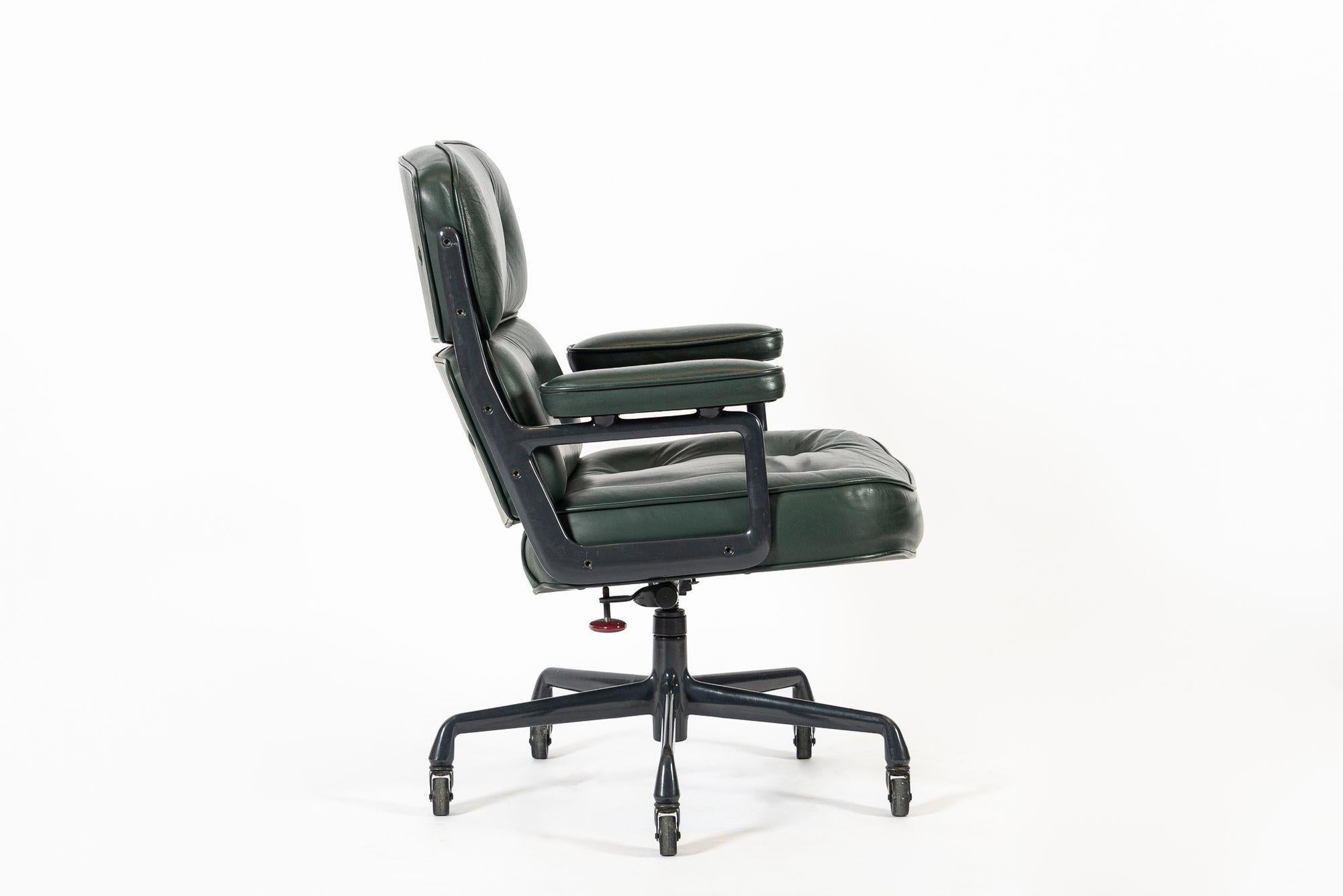Silla de oficina Time Life de cuero verde de Eames para Herman Miller 1996 finales del siglo XX en venta