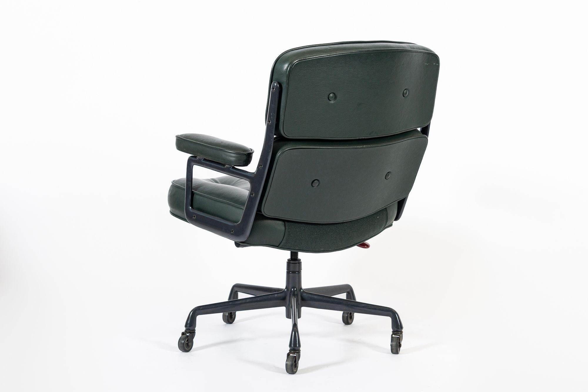 Fine XX secolo Sedia da ufficio Time Life in pelle verde di Eames per Herman Miller 1996 in vendita