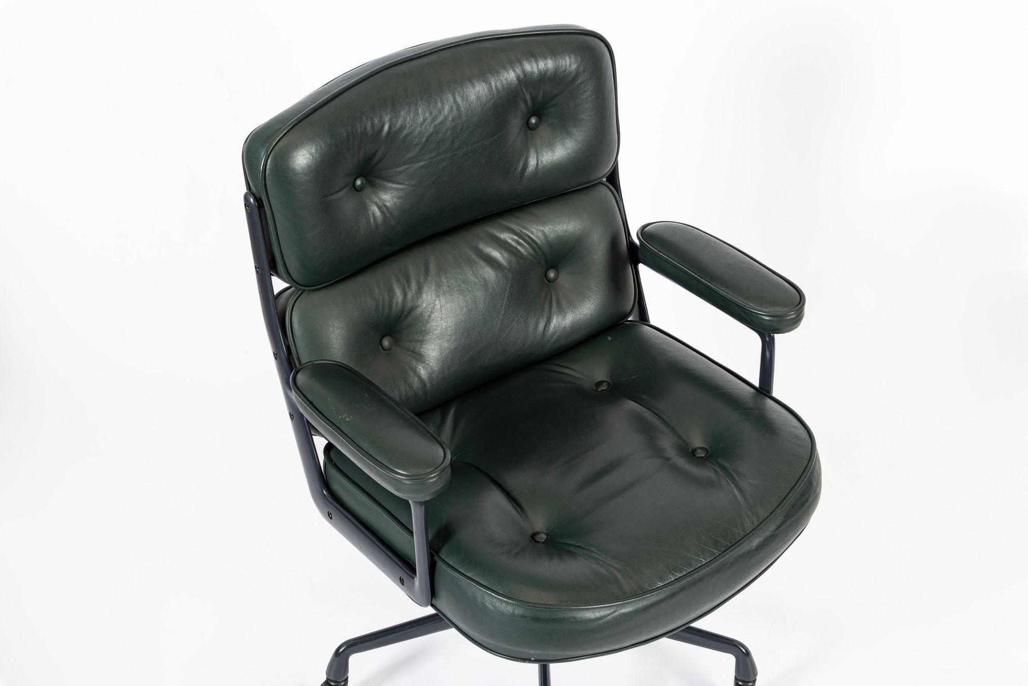 Alluminio Sedia da ufficio Time Life in pelle verde di Eames per Herman Miller 1996 in vendita