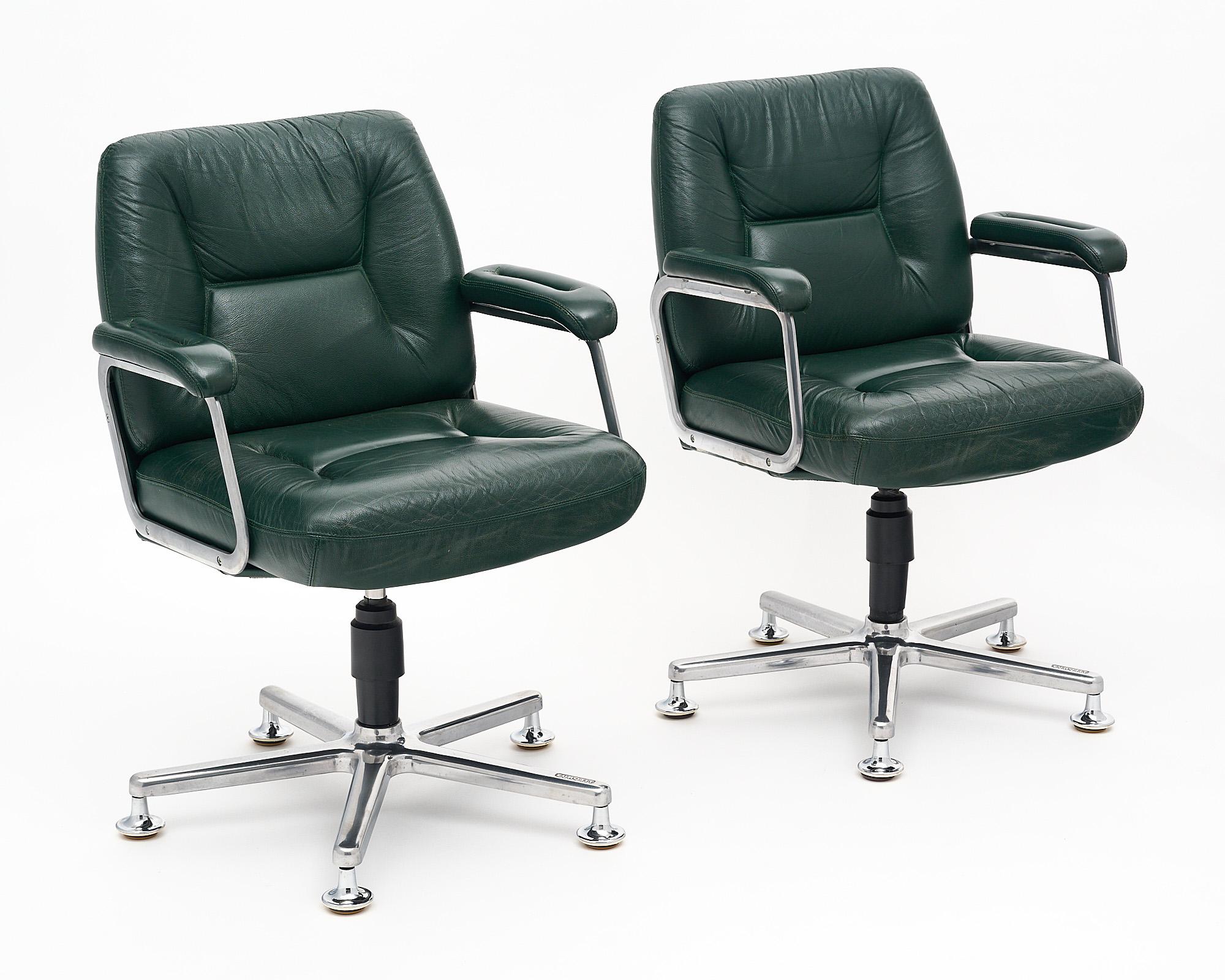 Paire de fauteuils ou chaises de bureau fabriqués par Eurosit. Cette paire est entièrement originale et présente une base en forme d'étoile réglable en hauteur. La chaise est pivotante. La structure a une finition chromée polie et ils sont