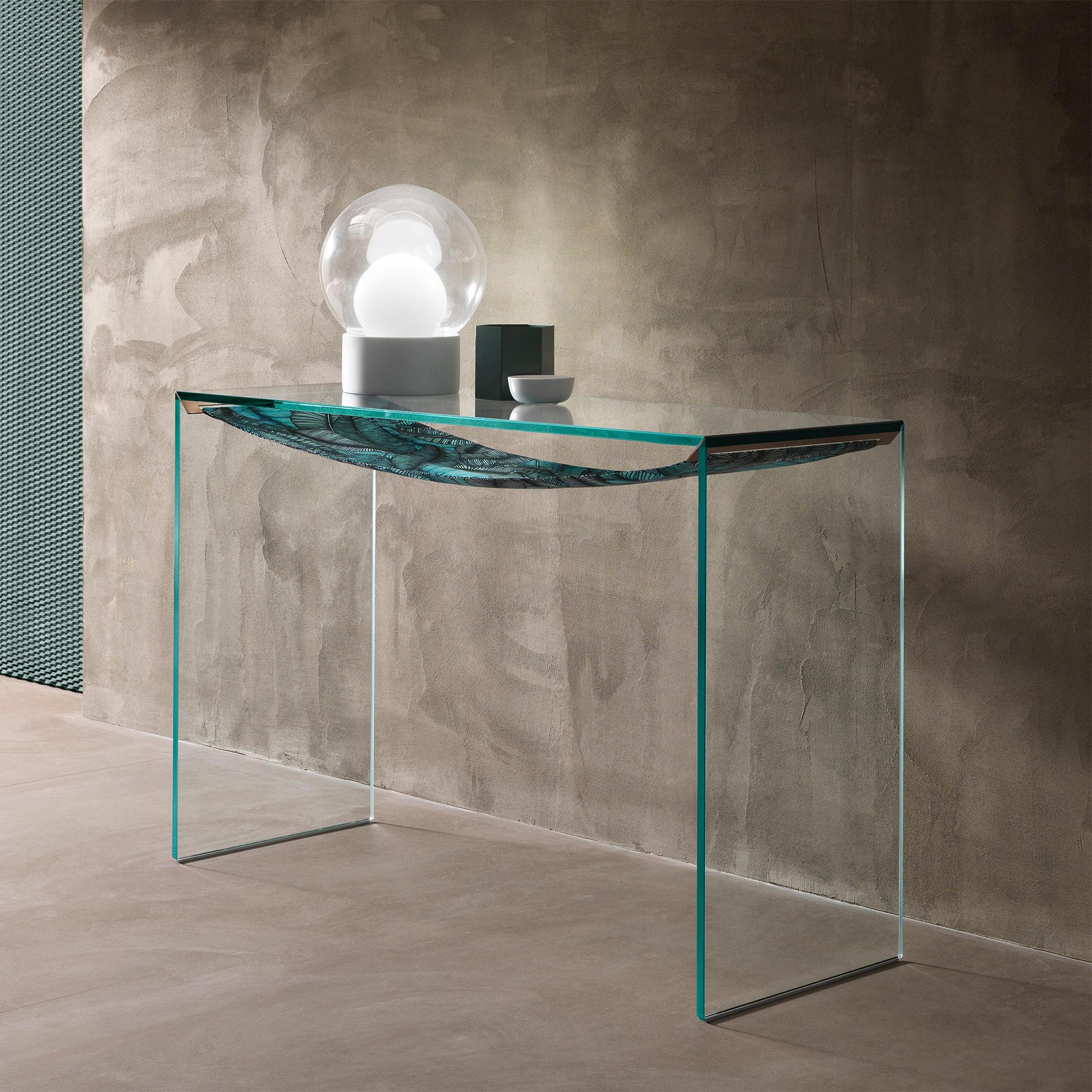 Table console feuilles vertes avec structure en verre extra clair.
Avec feuilles imprimées sur tissu sous le plateau et avec étagère 
tenu par de l'acier inoxydable poli.
 