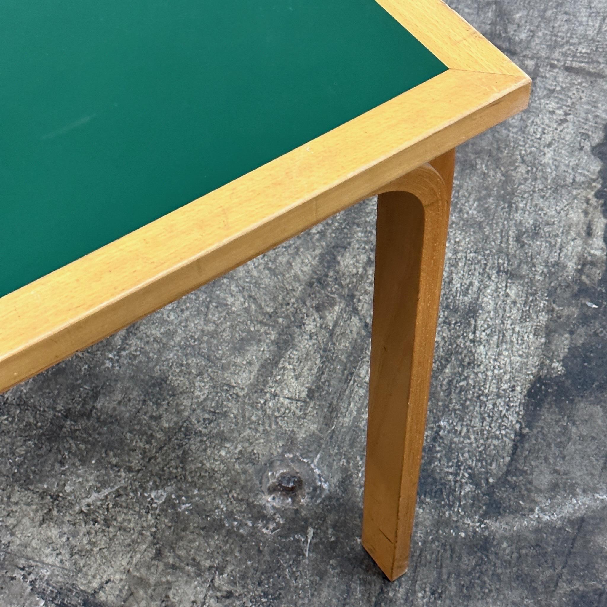 Danois Table/bureau en linoléum vert par Rud Thygesen et Johnny Sørensen pour Magnus Olesen en vente