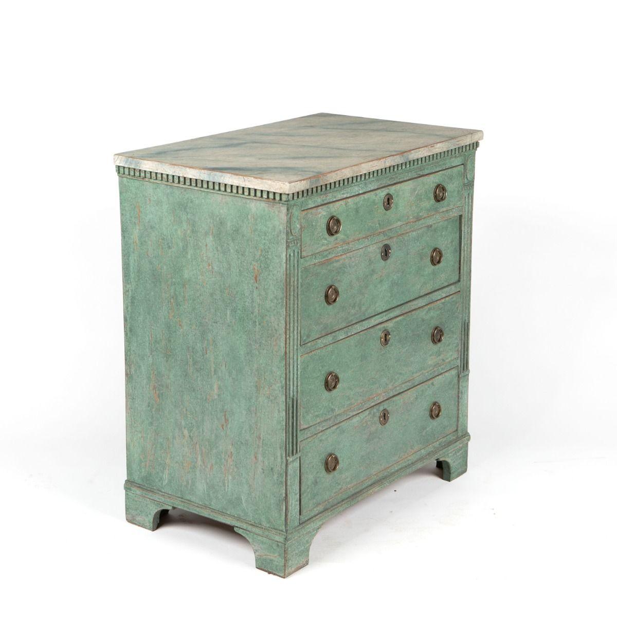 Bellissima cassettiera architettonica Luigi XVI (Gustavo) della fine del XVIII secolo.
Corpo verde chiaro con piano dipinto a finto marmo e un'elegante modanatura a dentello intagliata sotto il piano.
La cassettiera è dotata di quattro cassetti - un