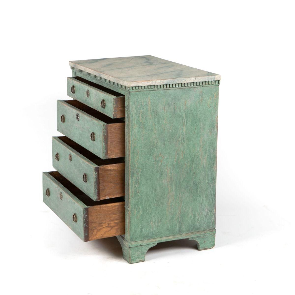 Danese Cassettiera verde Luigi XVI / Gustavo con piano in finto marmo in vendita
