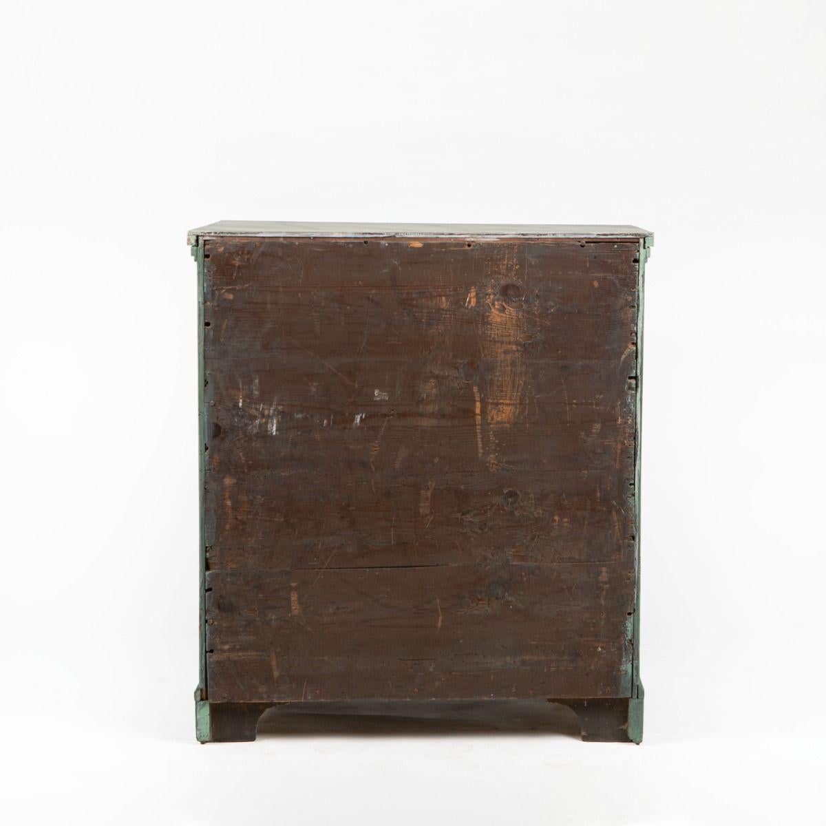 Cassettiera verde Luigi XVI / Gustavo con piano in finto marmo in vendita 1