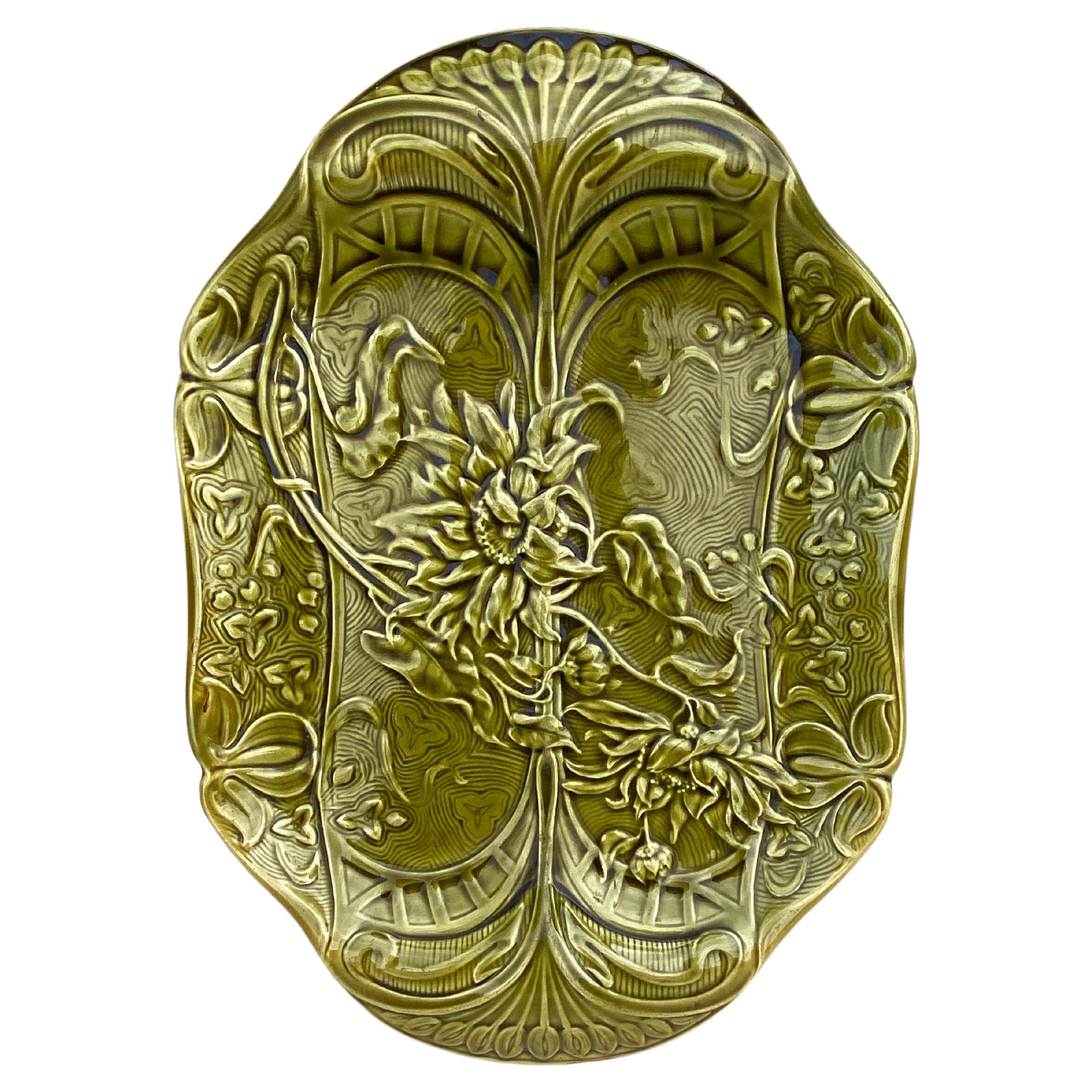 French Provincial Green Majolica Asparagus Platter Keller & Guerin Saint Clement, circa 1900 For Sale