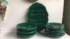 Juego de 13 piezas de esparraguera de mayólica verde francesa de mediados de siglo Vallauris