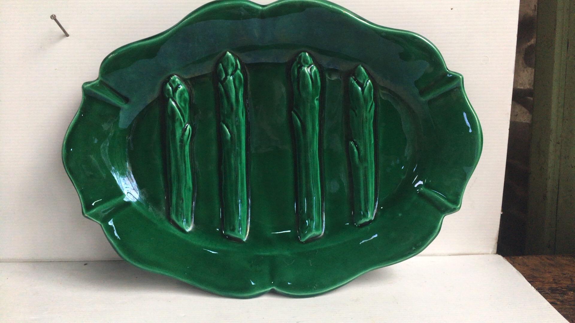 Mid-Century Modern Ensemble de 13 pièces à asperges en majolique verte de Vallauris du milieu du siècle dernier en vente