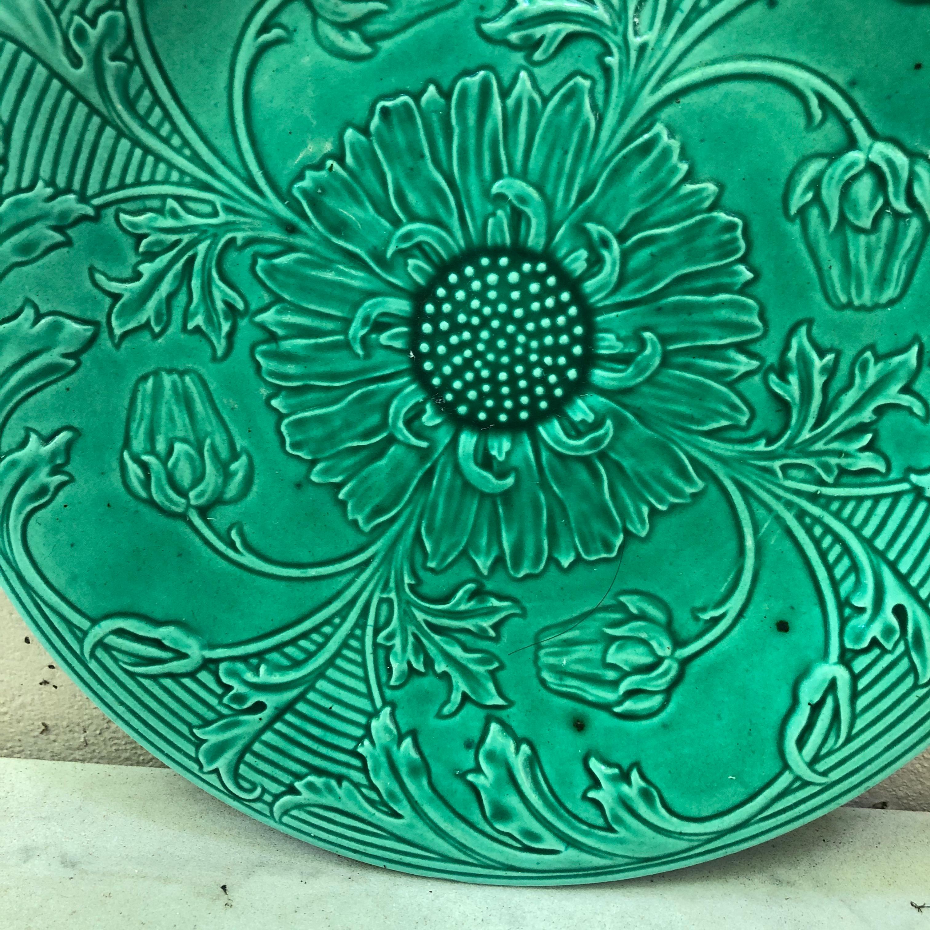 French Provincial Green Majolica Daisies Plate Saint Clement, circa 1890