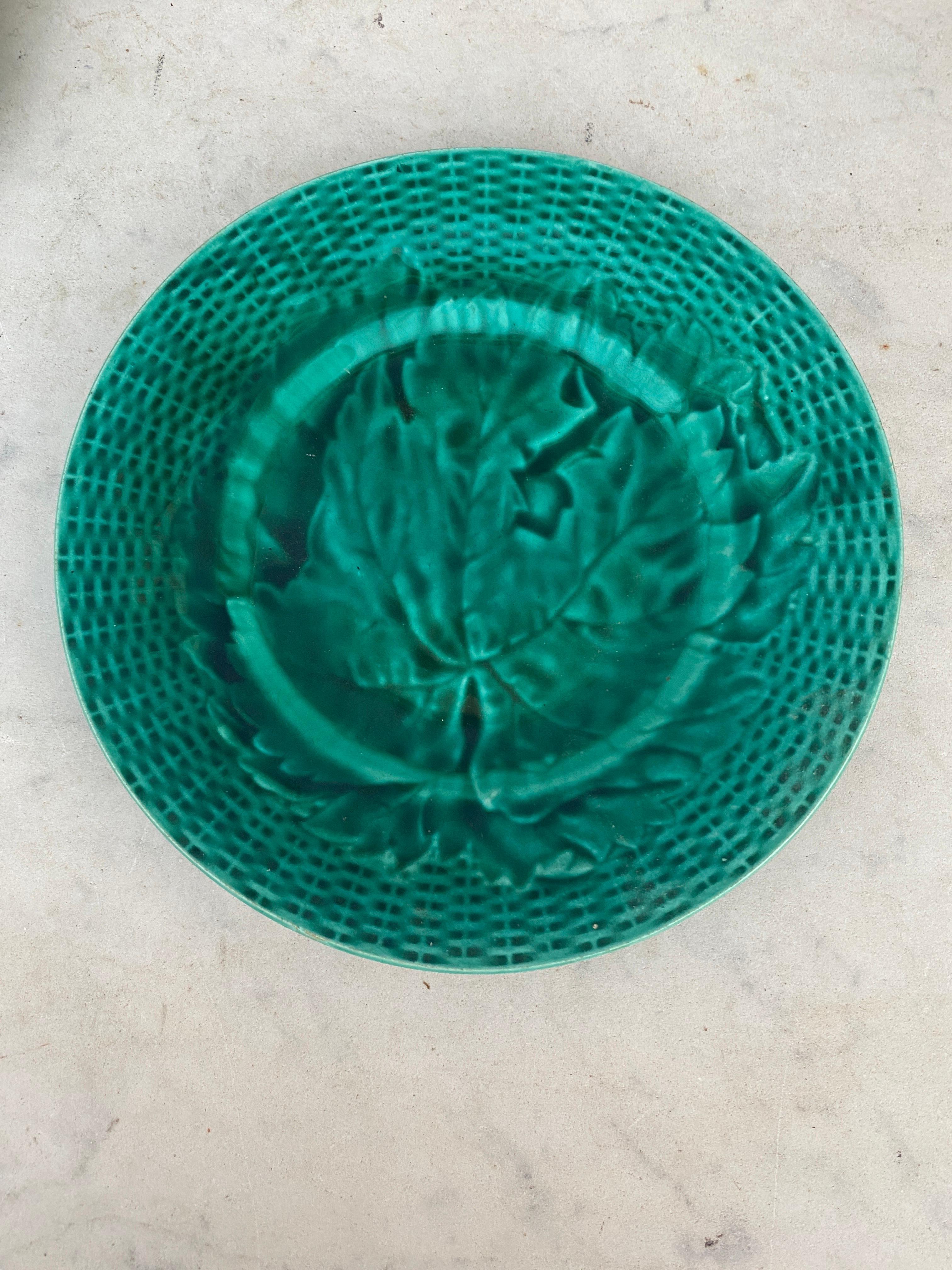 French Green Majolica Leaves Plate, circa 1890 For Sale