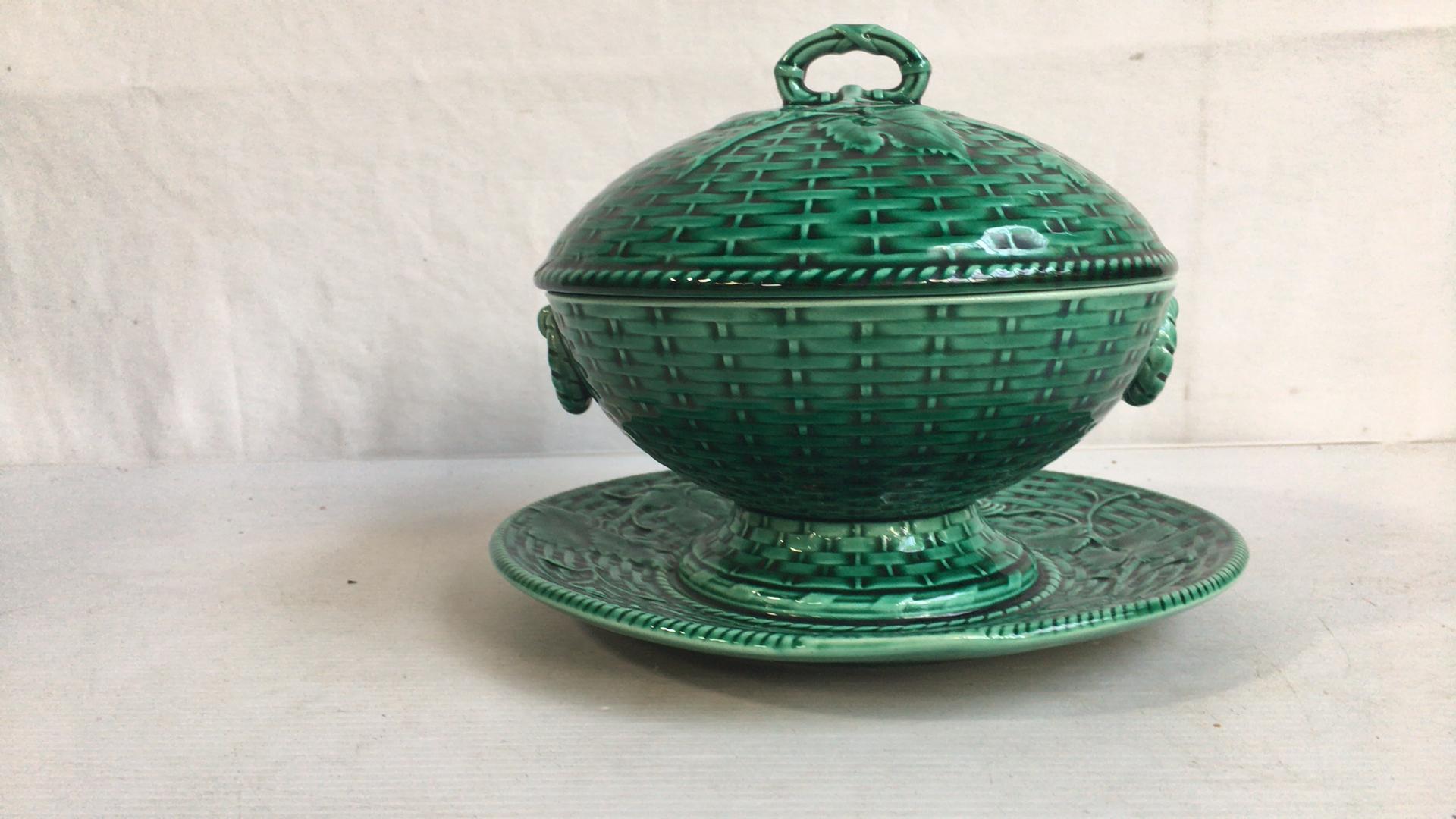 French Green Majolica Leaves Plate, circa 1890 For Sale