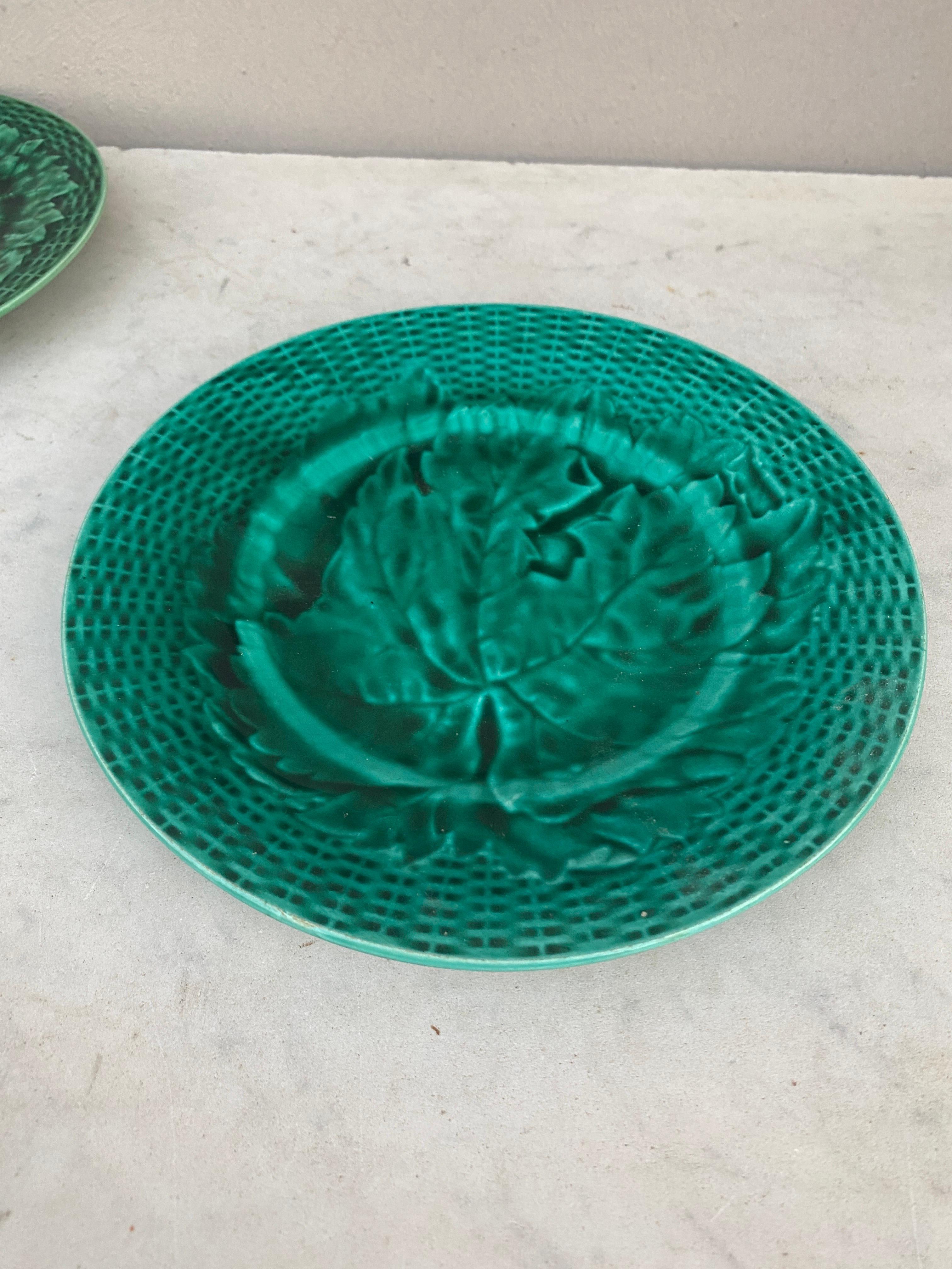 Green Majolica Leaves Plate, circa 1890 In Good Condition For Sale In Austin, TX