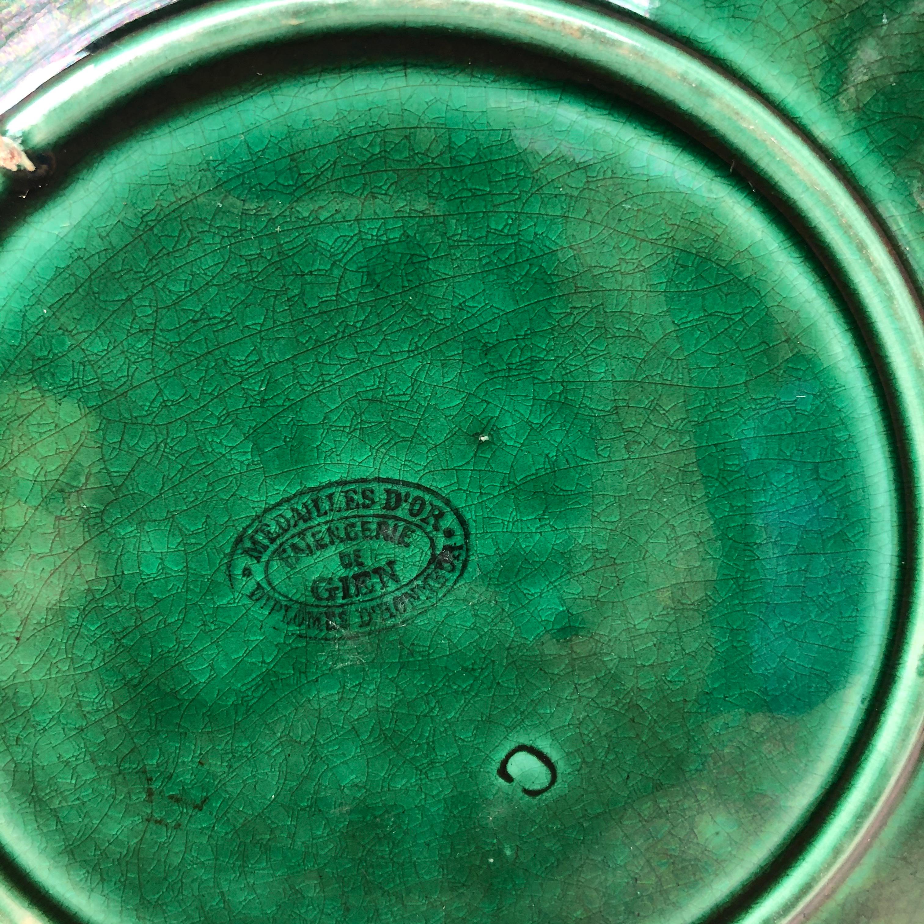 Grüner Majolika-Blätterteller Gien, um 1890 im Zustand „Gut“ im Angebot in Austin, TX