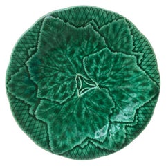 Assiette à feuilles en majolique verte Gien, vers 1890