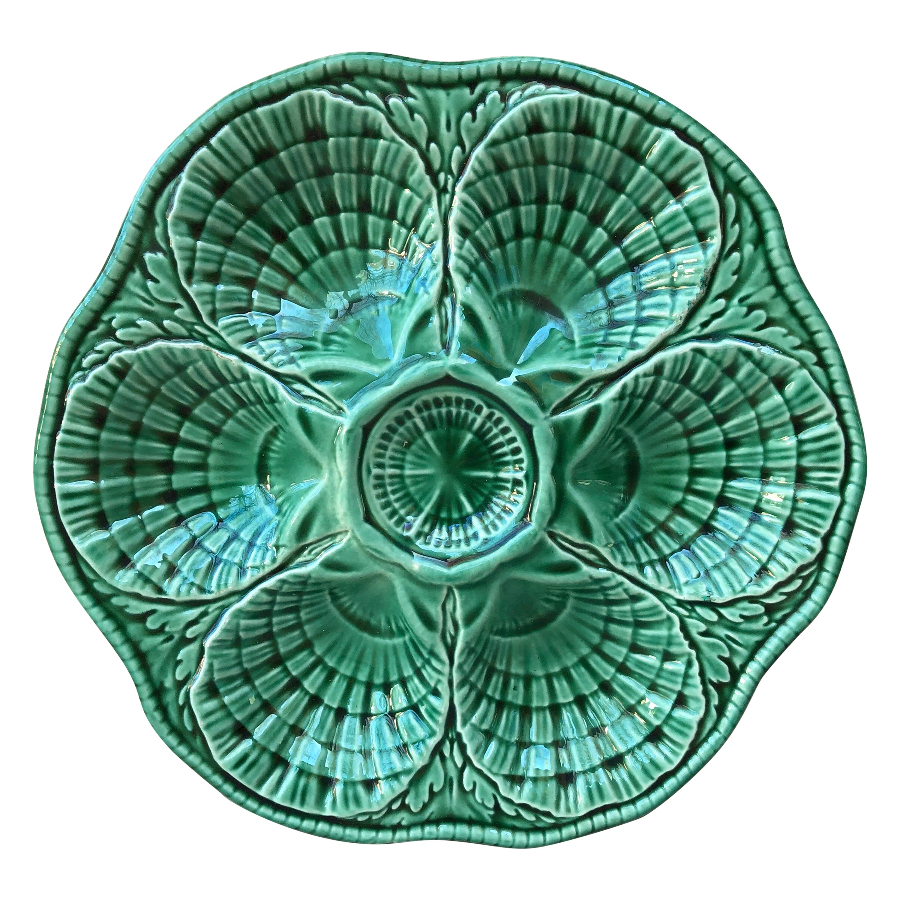 Assiette  hutres en majolique verte Sarreguemines, vers 1930