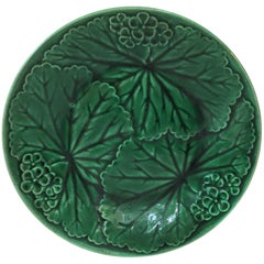 Assiette en majolique verte Clairefontaine:: vers 1890