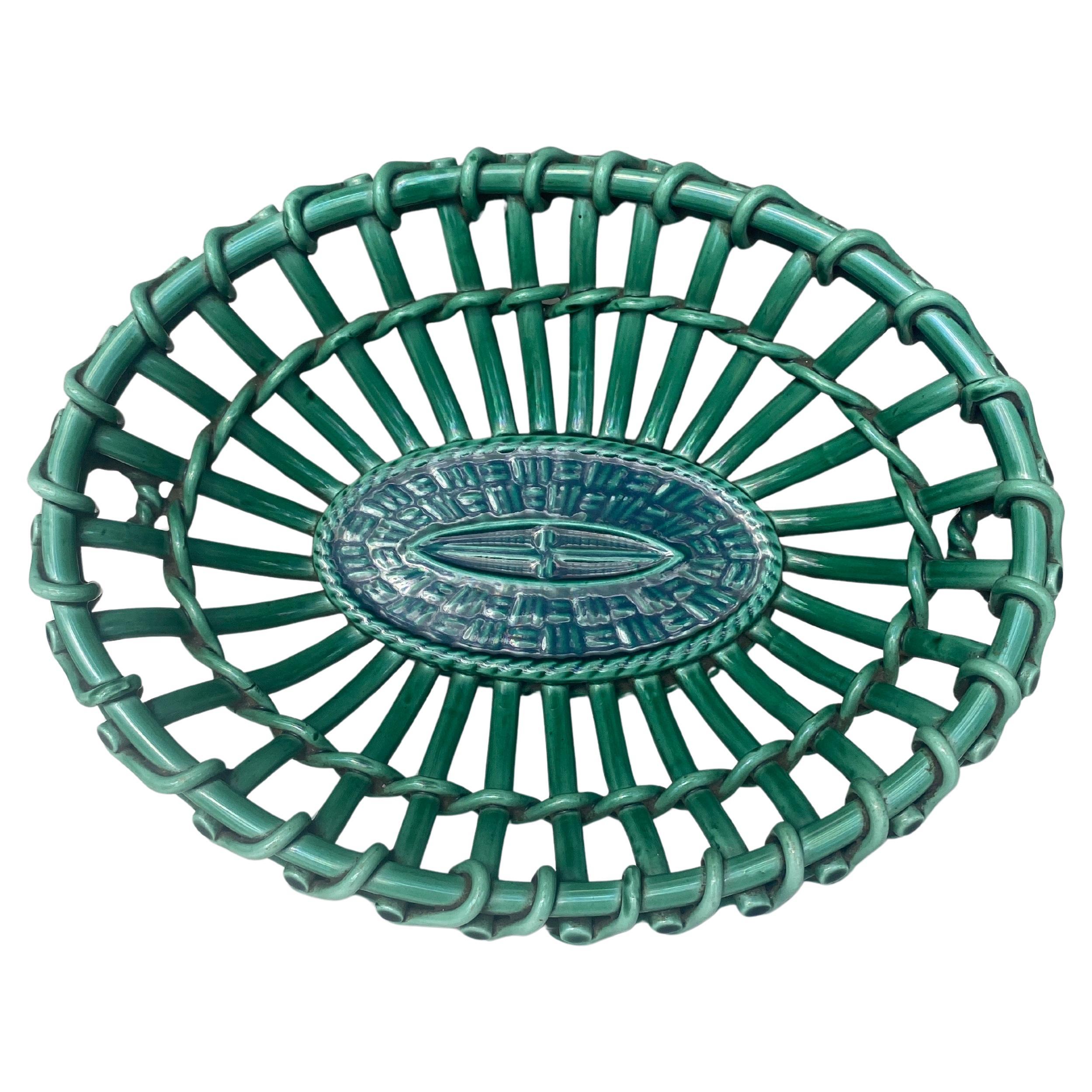 Grüner, netzförmiger Korb aus Majolika, signiert Sarreguemines Majolica, um 1870.
 