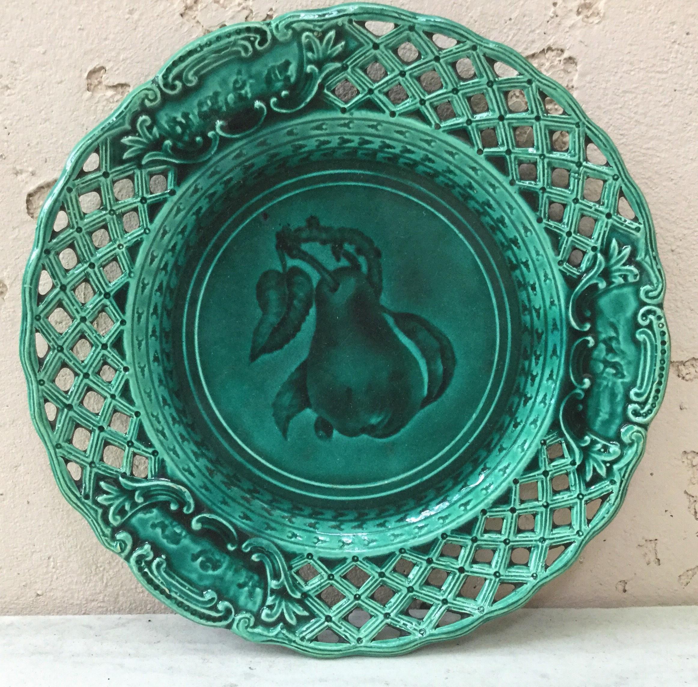 Green Majolica Reticulated Pear Plate, circa 1890 In Good Condition In Austin, TX