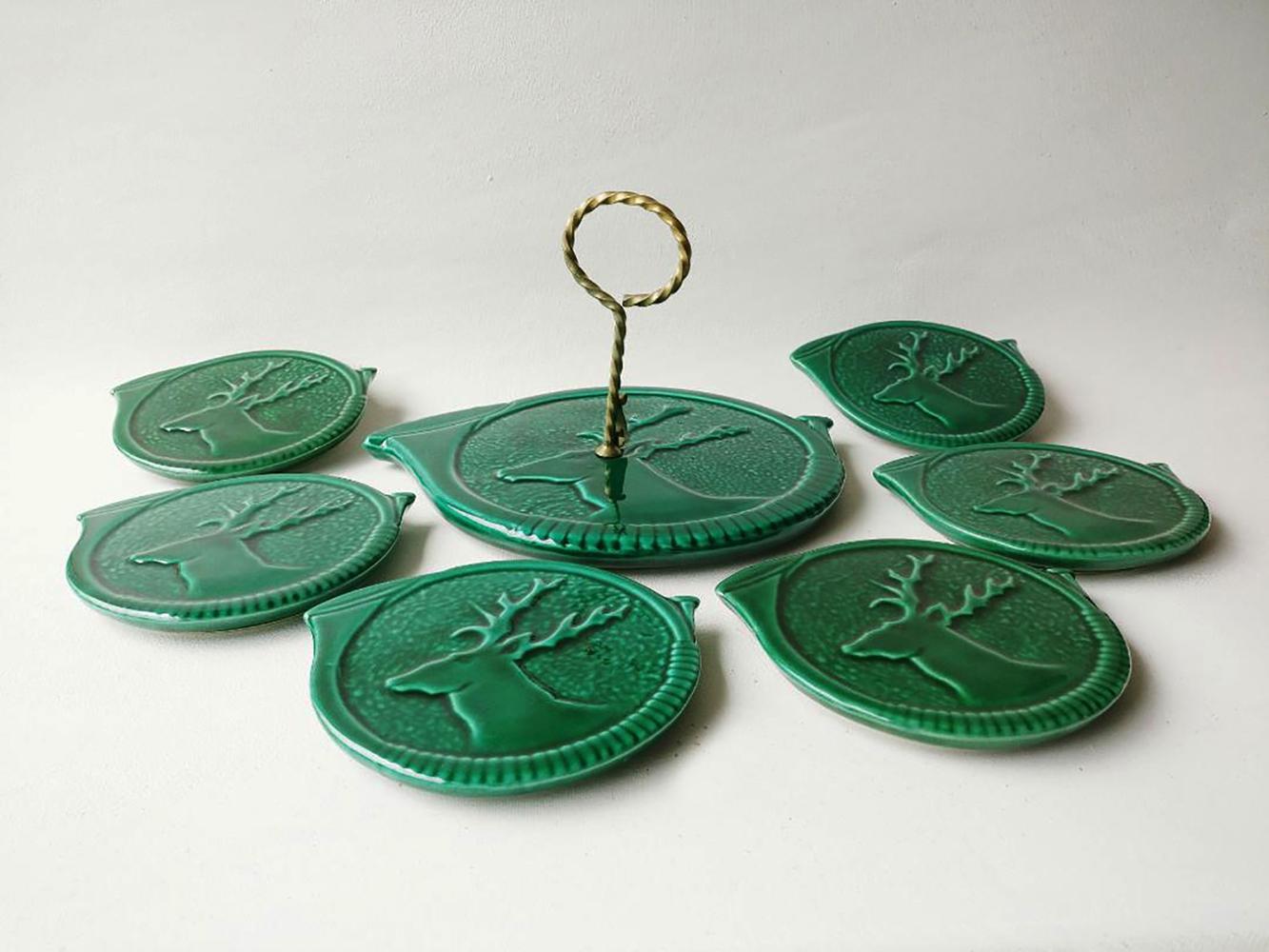 A complete set of cheese board and 6 plates with a stag or reindeer circled by an hunting horn signed Vallauris, circa 1950.
The platter have a metal handle (D / 10.4