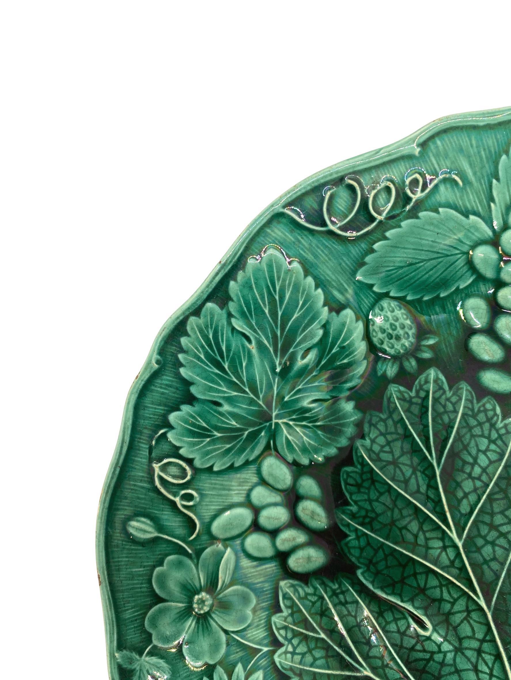 Green Majolica Strawberry Dessert Plate, English, ca. 1880 In Good Condition In Banner Elk, NC