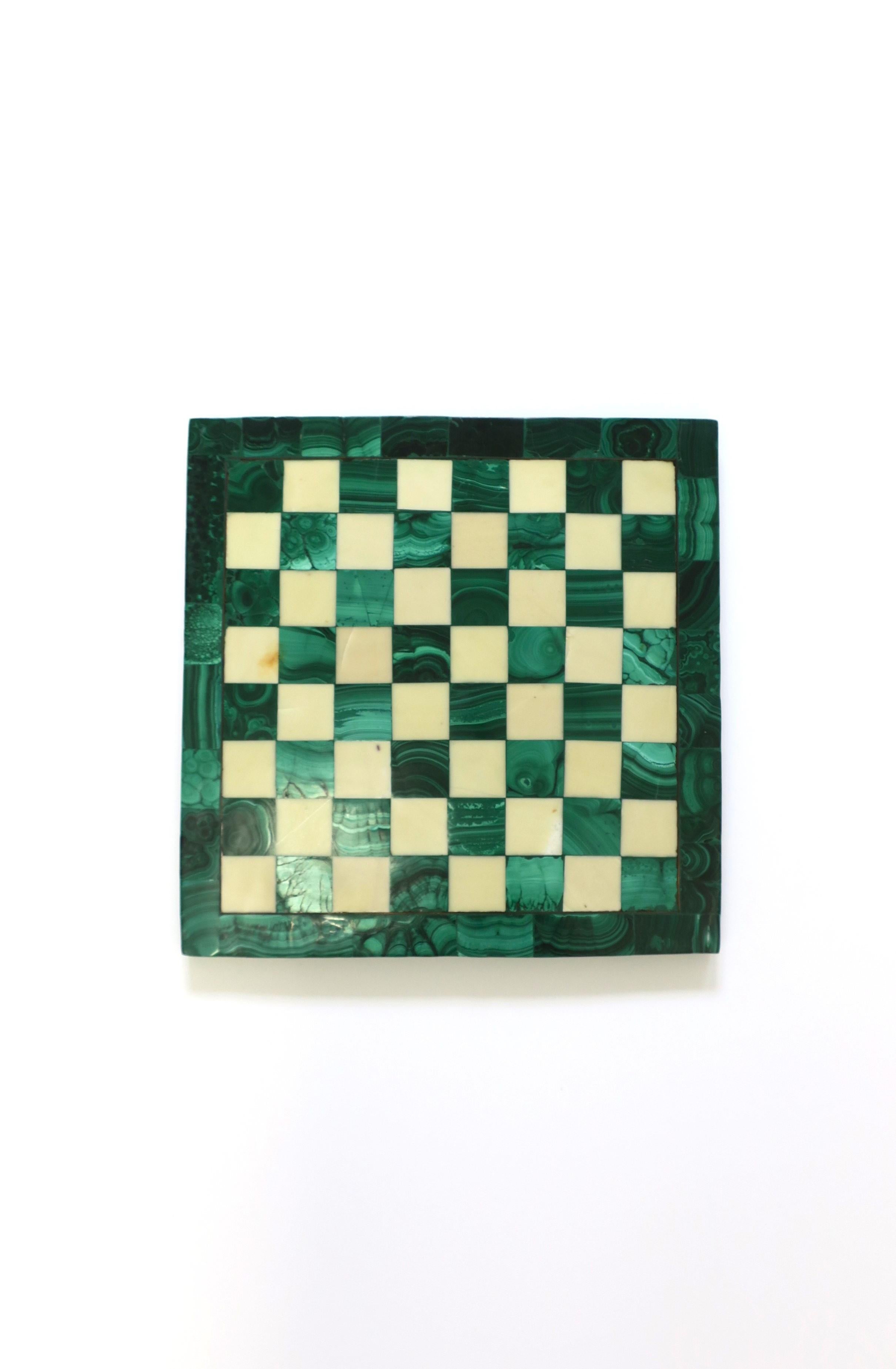 Échiquier en malachite verte et marbre, vers le milieu du XXe siècle. Le plateau de jeu est composé de malachite verte et de marbre blanc cassé. Dimensions : 9
