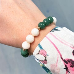 Grüner Malachit und weiße Koralle Stretch-Armband mit 14K Gelbgold-Perlen