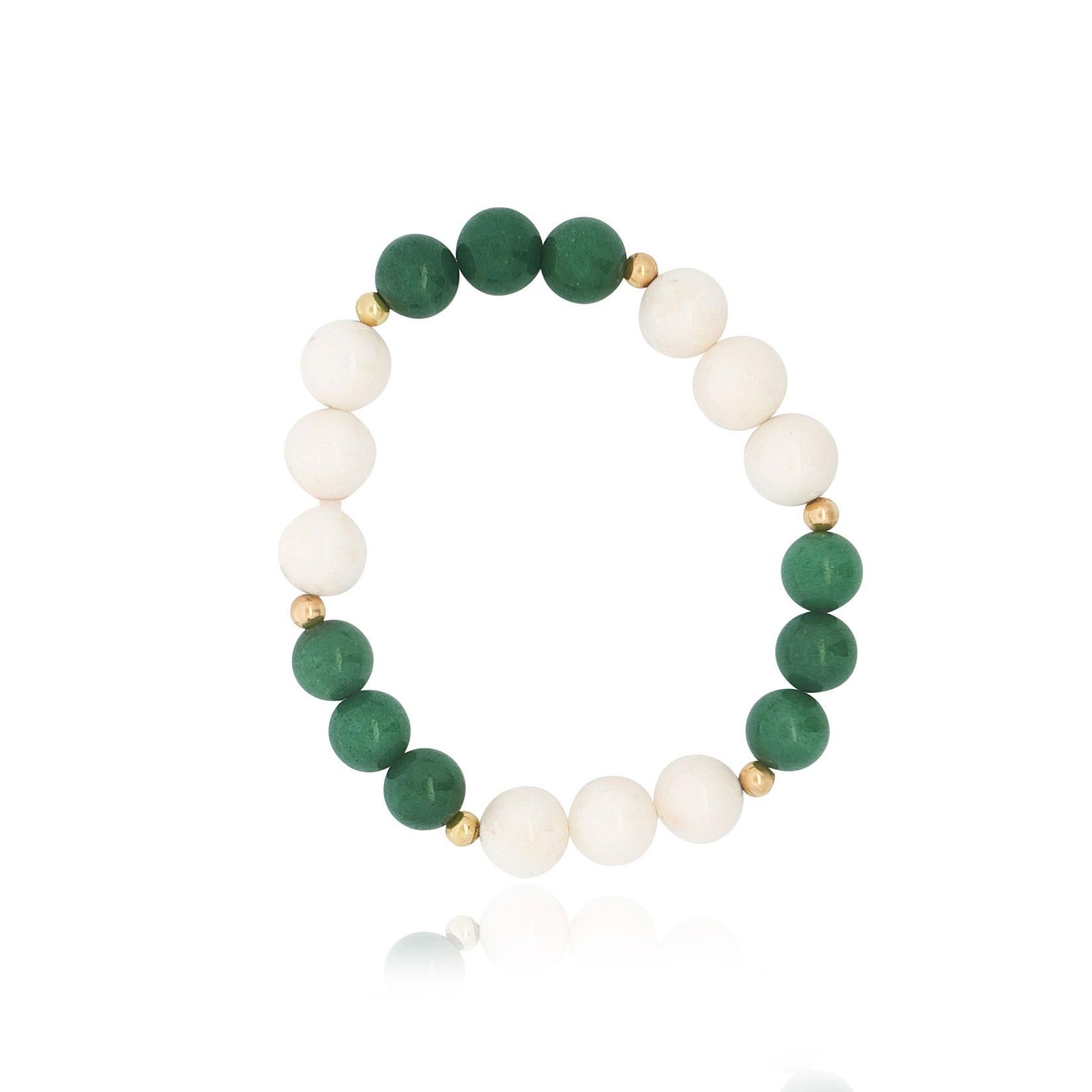 Contemporaneo Bracciale stretch in malachite verde e corallo bianco con perline in oro giallo 14K in vendita