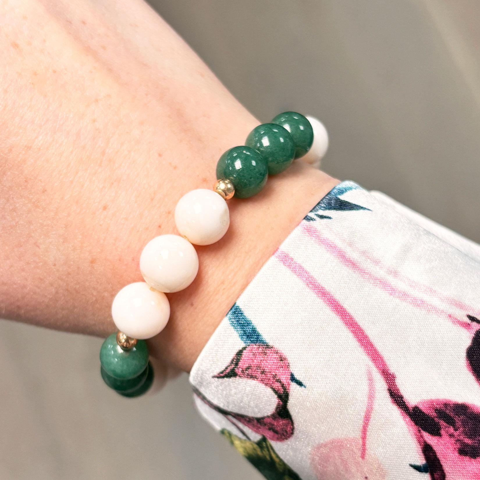 Taglio rotondo Bracciale stretch in malachite verde e corallo bianco con perline in oro giallo 14K in vendita