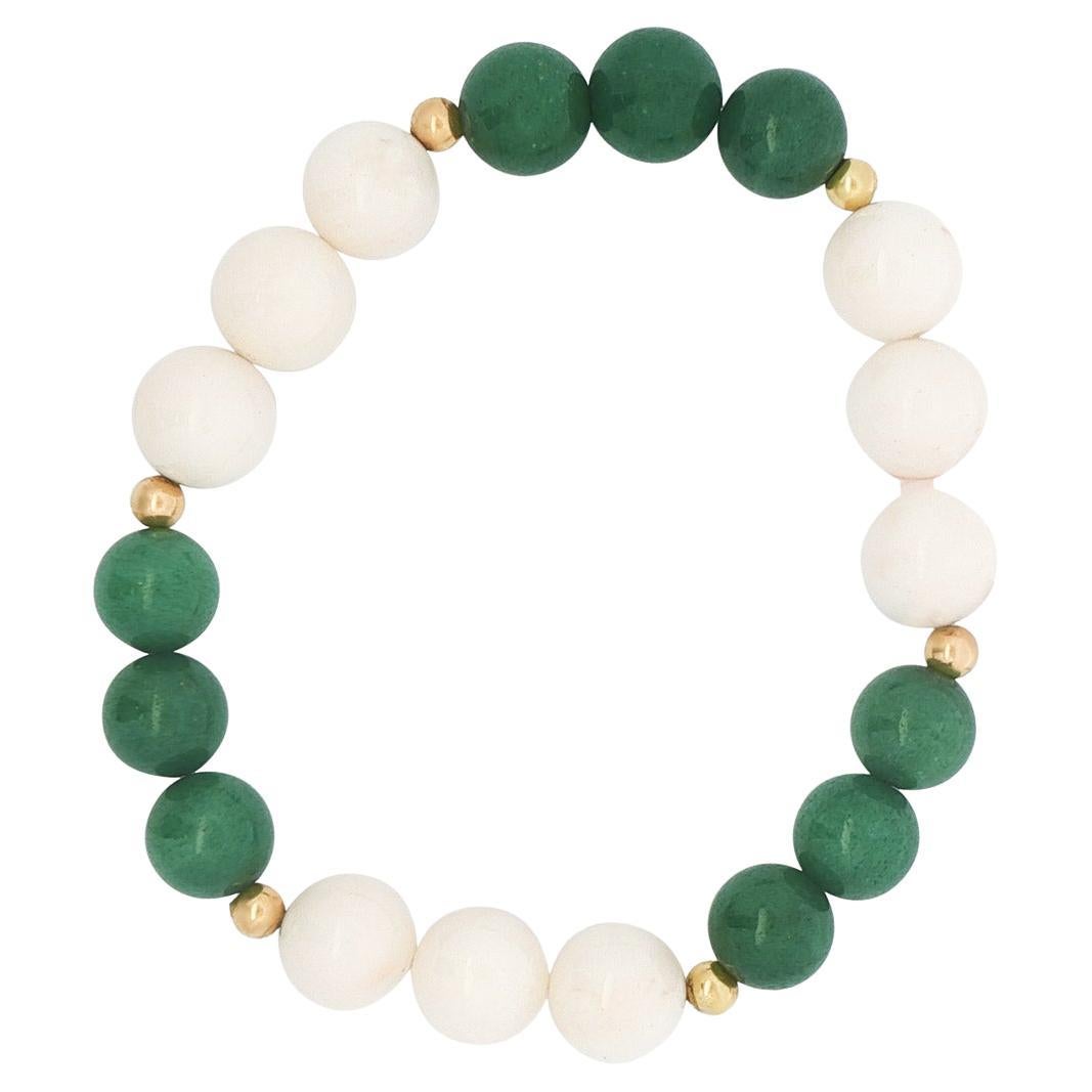 Bracciale stretch in malachite verde e corallo bianco con perline in oro giallo 14K in vendita