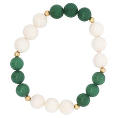 Bracciale stretch in malachite verde e corallo bianco con perline in oro giallo 14K
