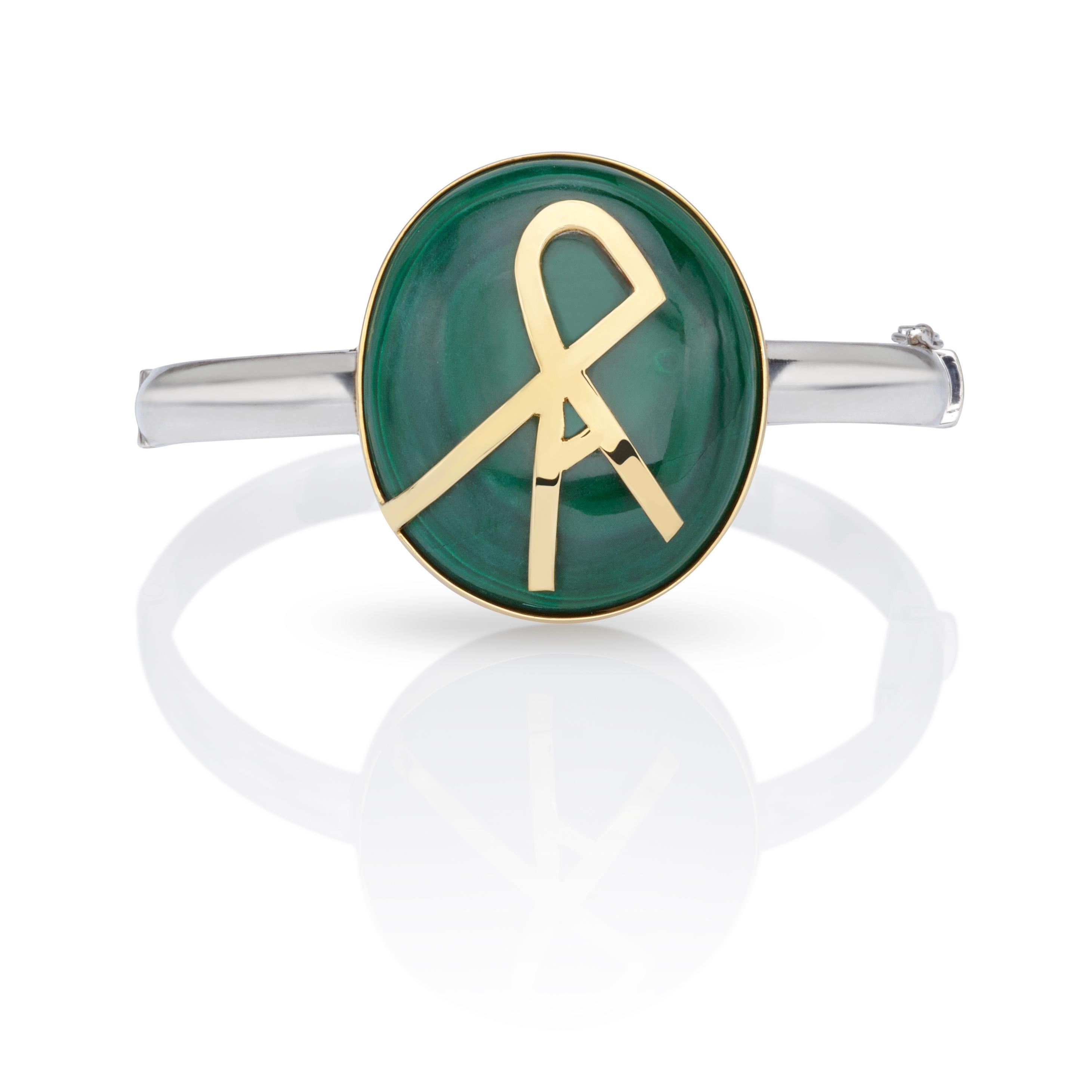 Bracelet unique en son genre en or jaune et argent 18Kt serti de malachite verte incrustée d'un symbole en or KRA de 